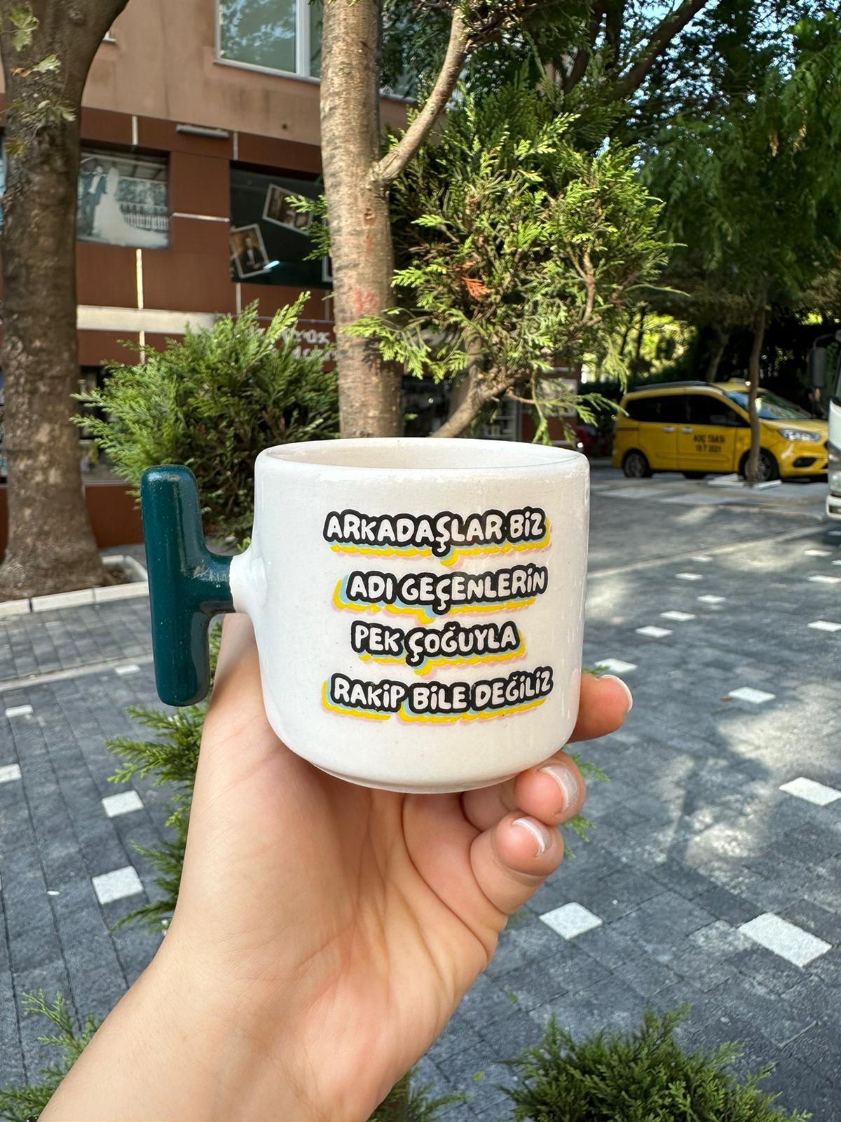 Arkadaşlar Biz Adı Geçenlerle T Kulplu Kupa
