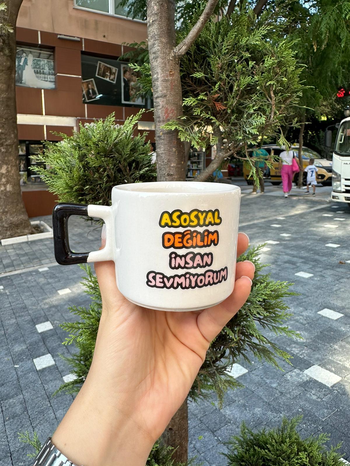 Asosyal Değilim Sadece İnsan Sevmiyorum Lacivert Kare Kulplu Kupa