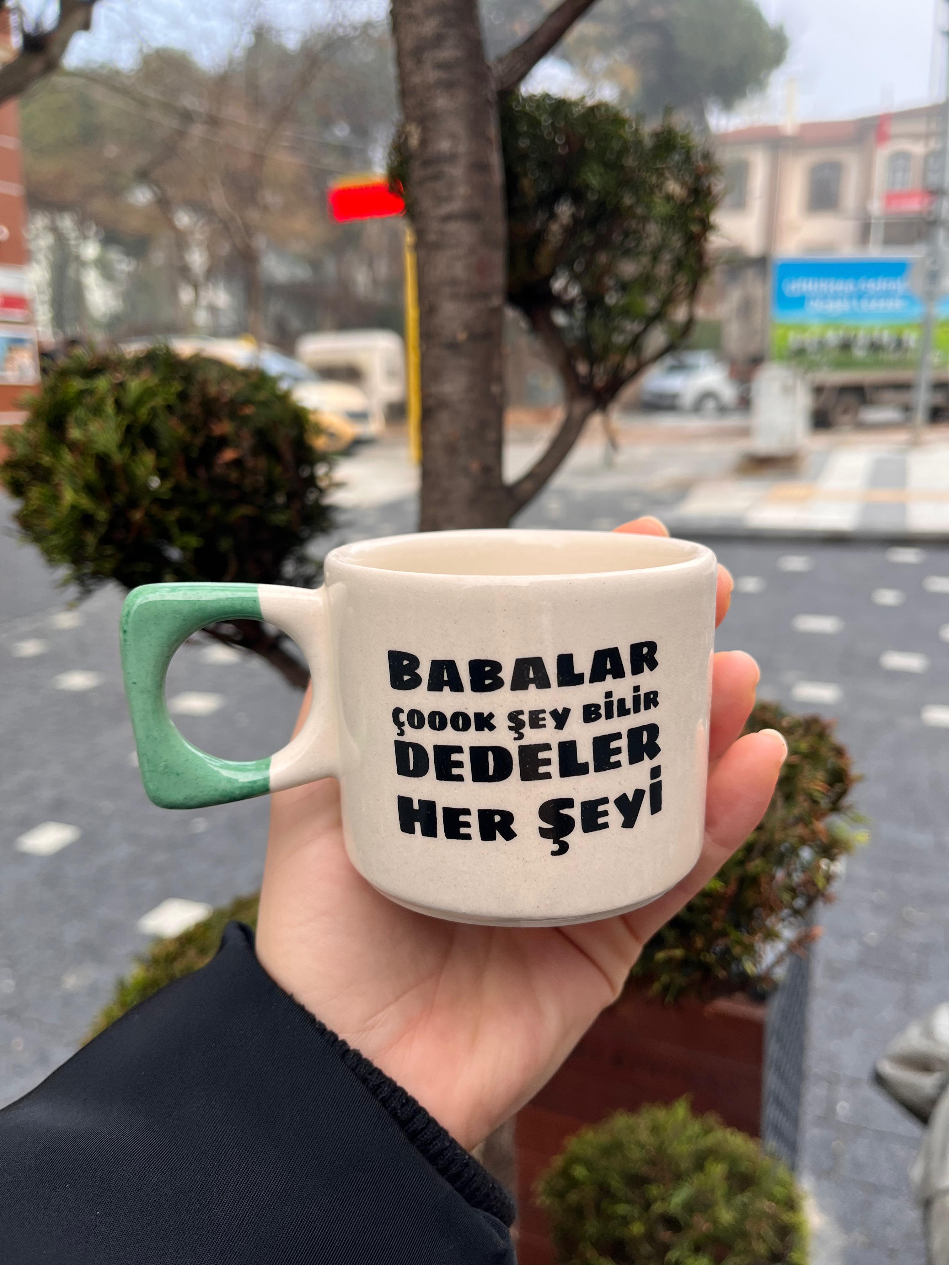 Babalar Çok Şey Bilir Dedeler Her Şeyi Kare Kulplu Kupa