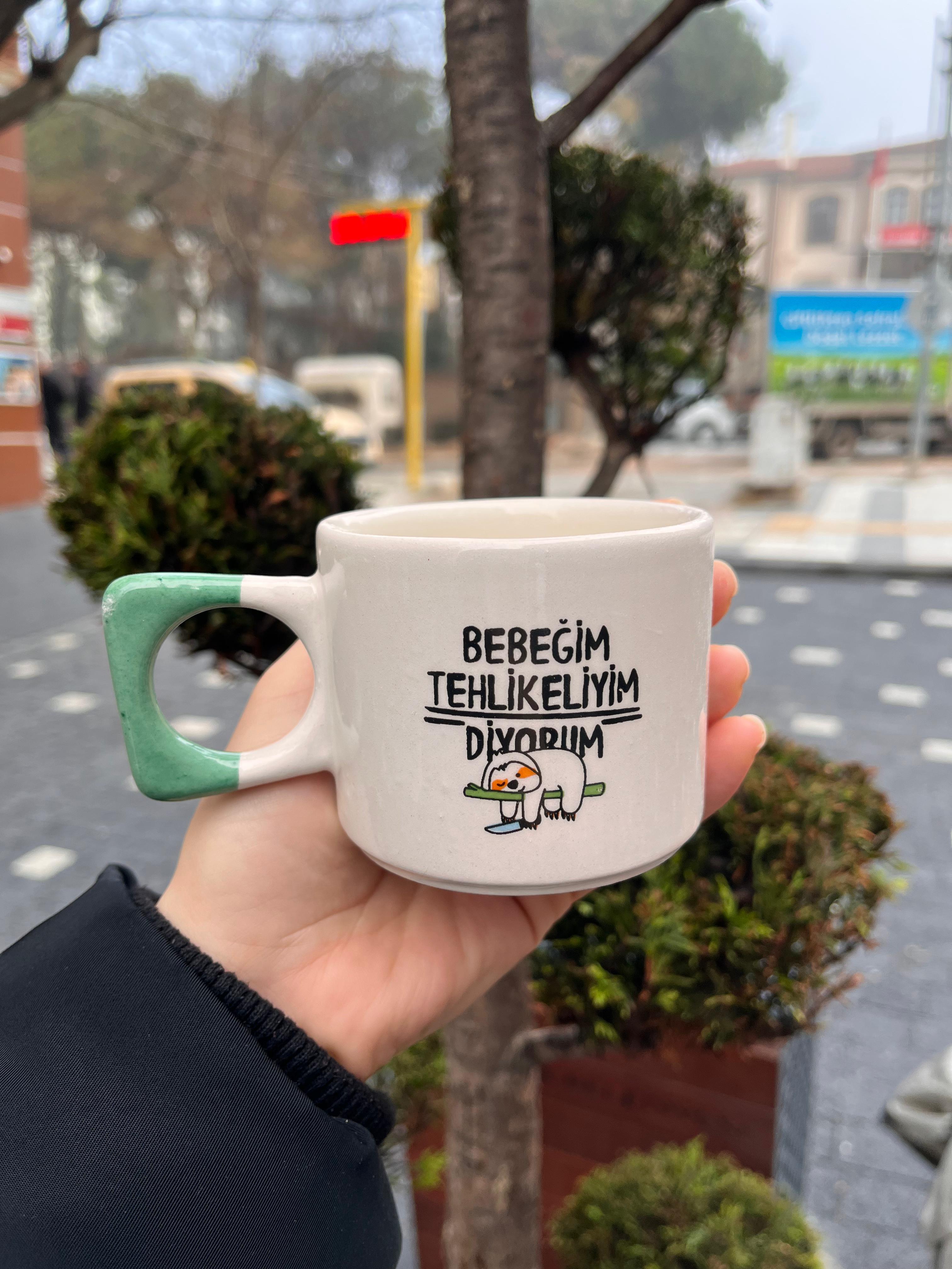 Bebeğim Tehlikeyim Diyorum Kare Kulplu Kupa