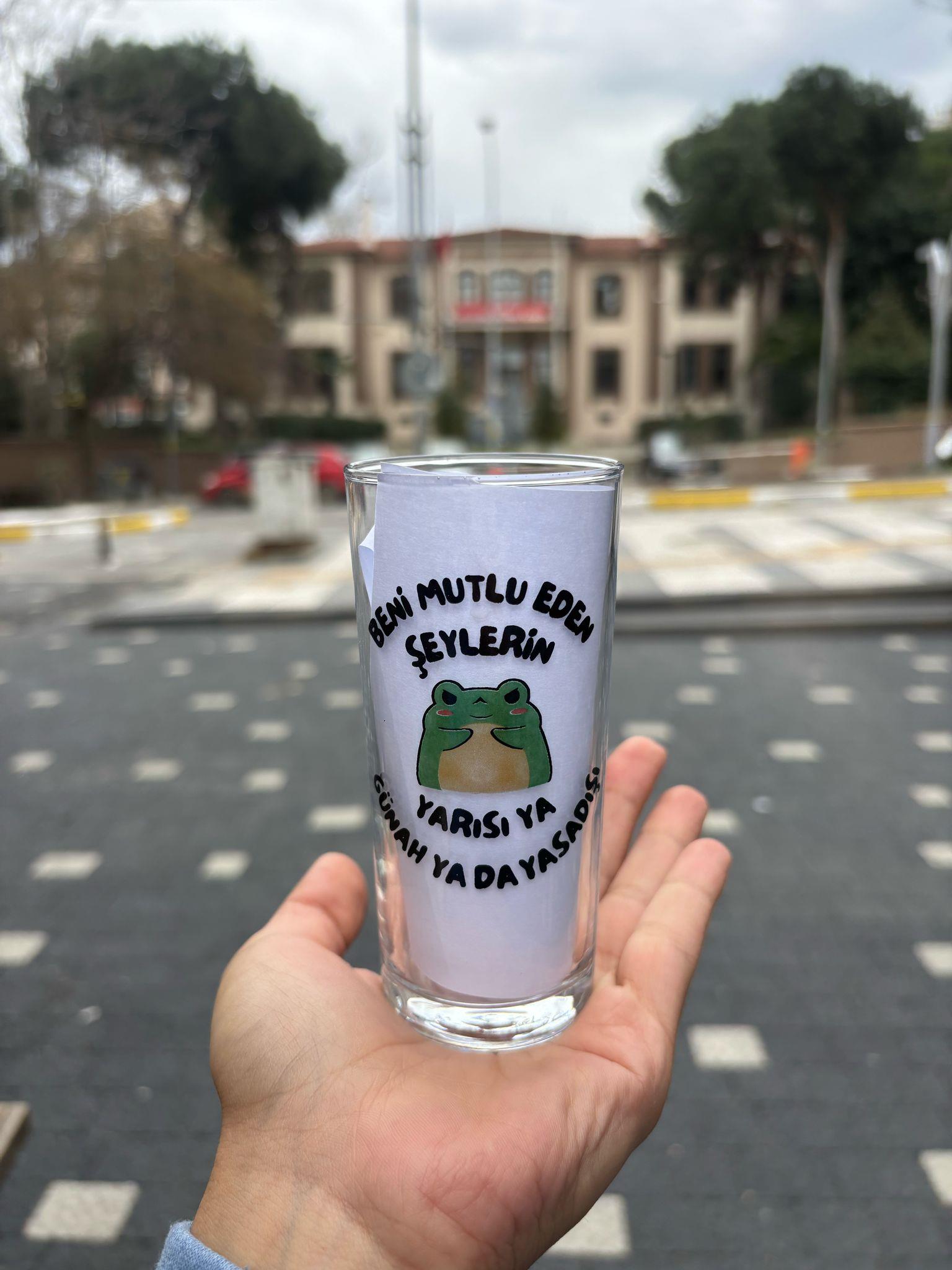 Beni Mutlu Eden Şeylerin Yarısı Ya Günah Ya Da Yasa Dışı Rakı Bardağı