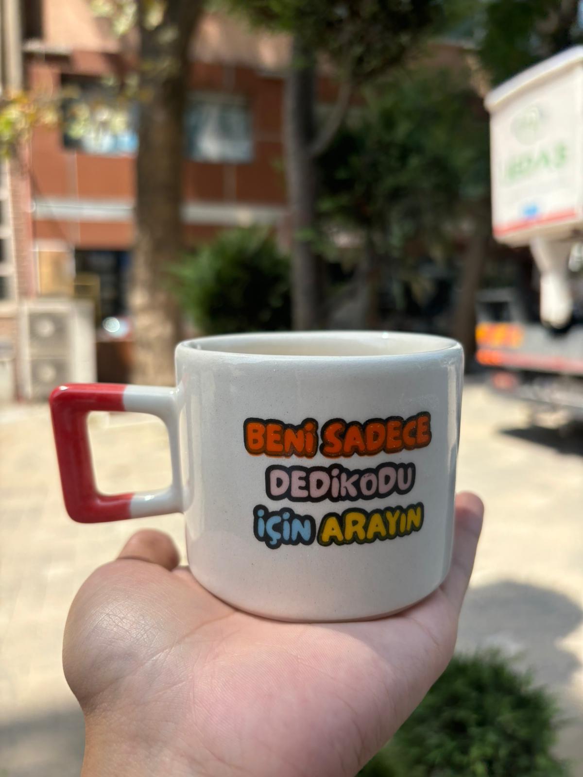 Beni Sadece Dedikodu İçin Arayın Kare Kulplu Kupa
