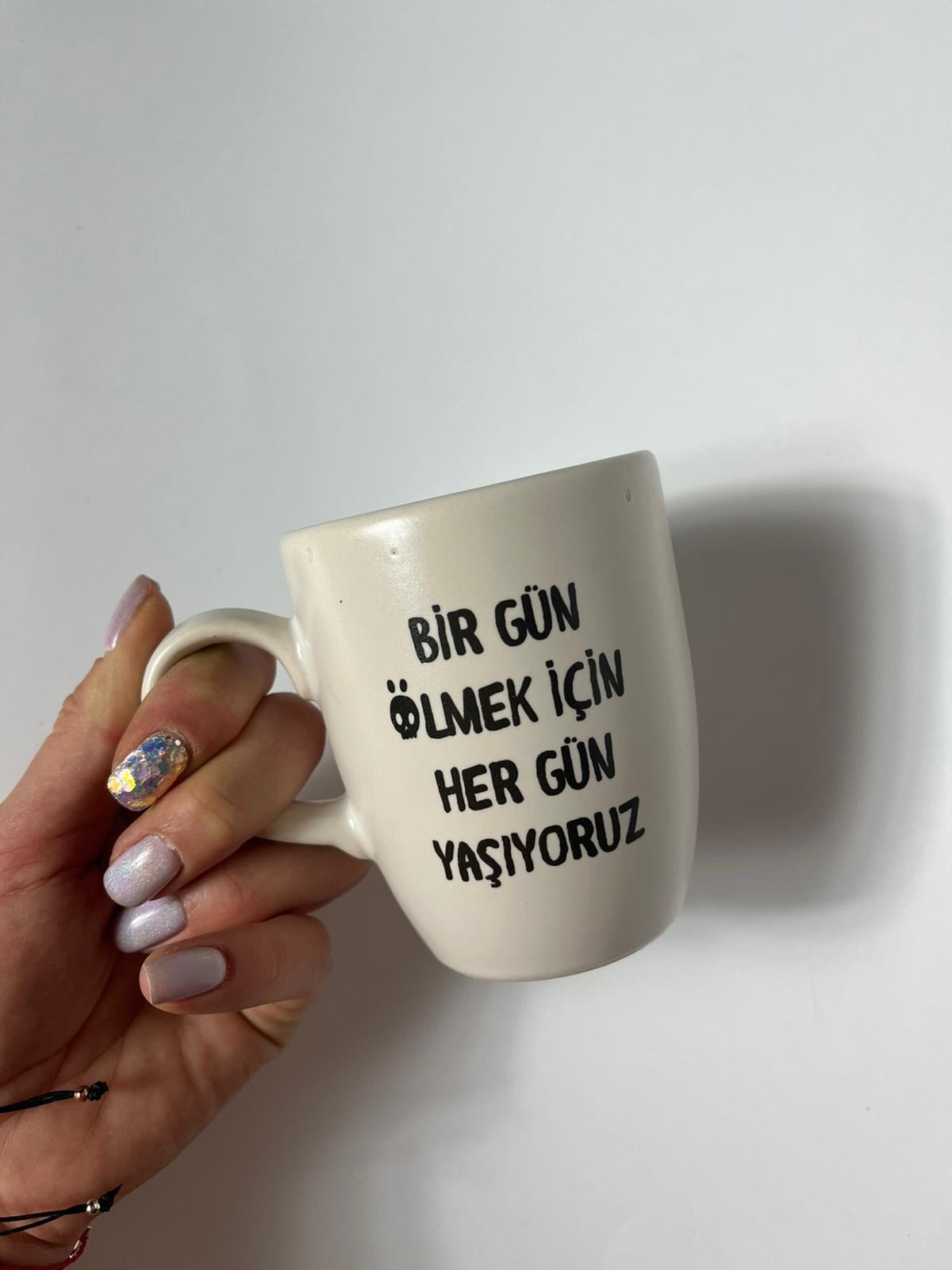 Bir Gün Ölmek İçin Her Gün Yaşıyoruz Beyaz Kupa