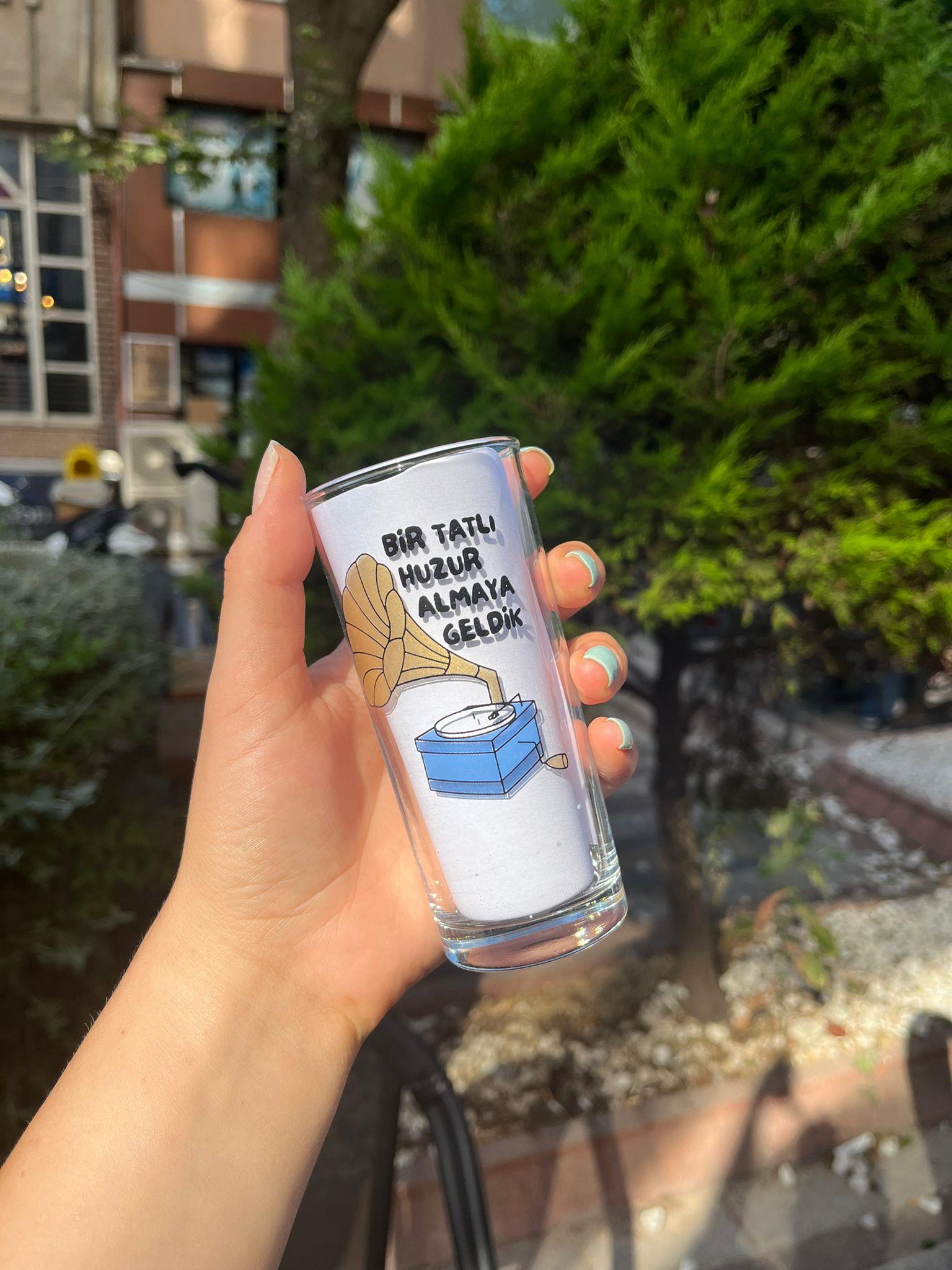 Bir Tatlı Huzur Almaya Geldik Rakı Bardağı