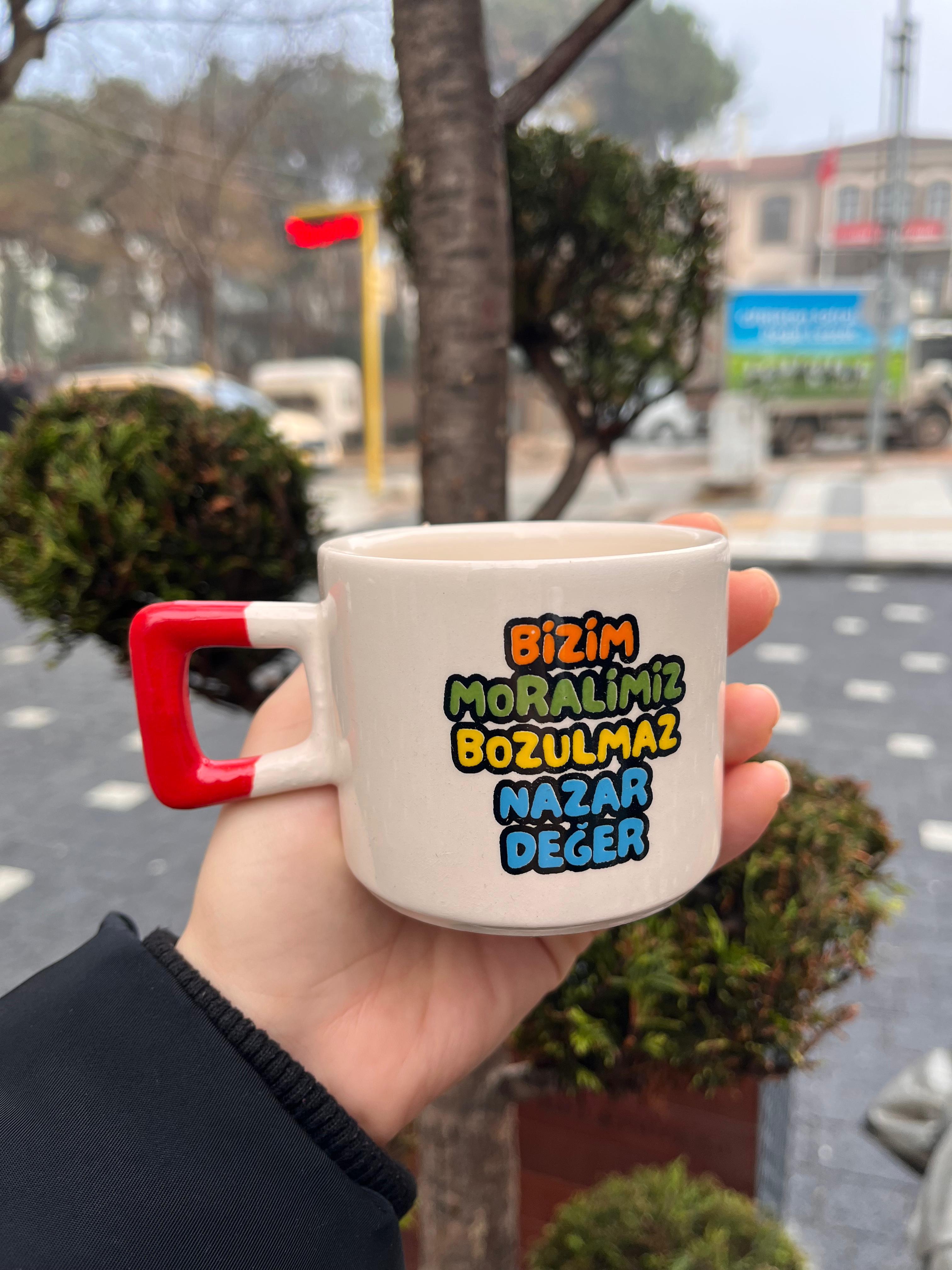 Bizim Moralimiz Bozulmaz Nazar Değer Kare Kulplu Kupa