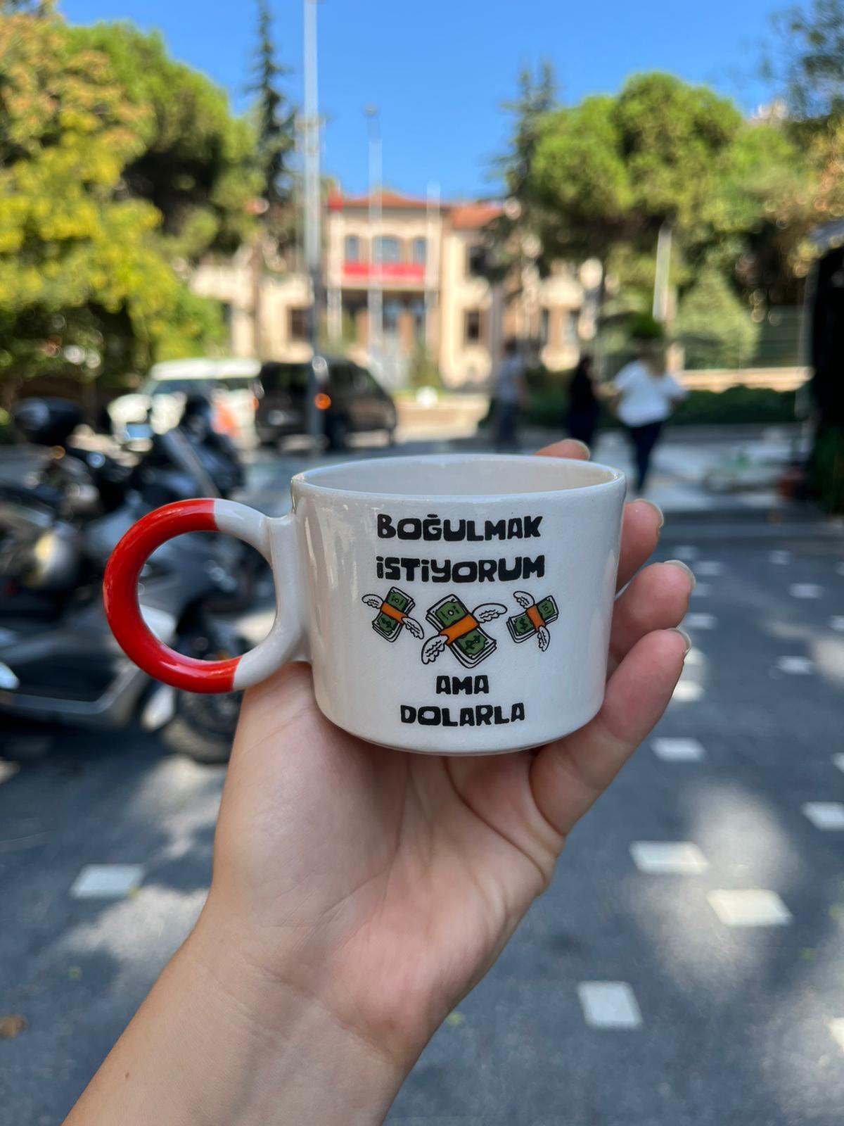 Boğulmak İstiyorum Ama Dolarla Düğüm Kulplu Kupa