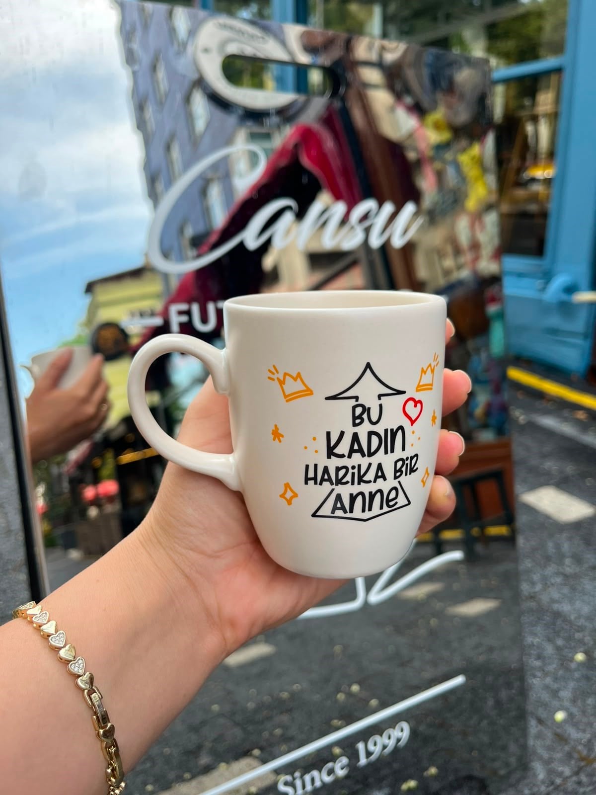 Bu Kadın Harika Bir Anne Oval Kupa