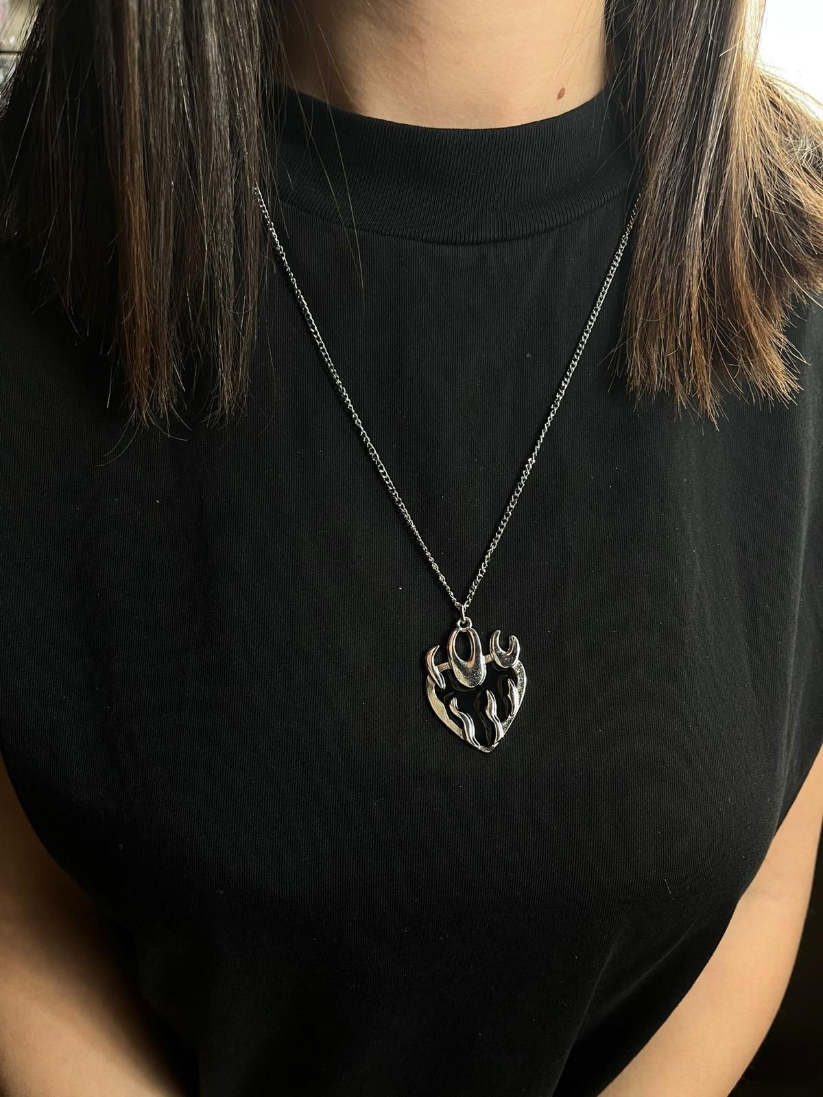Gotik Alevler ve Kalp Unisex Kolye