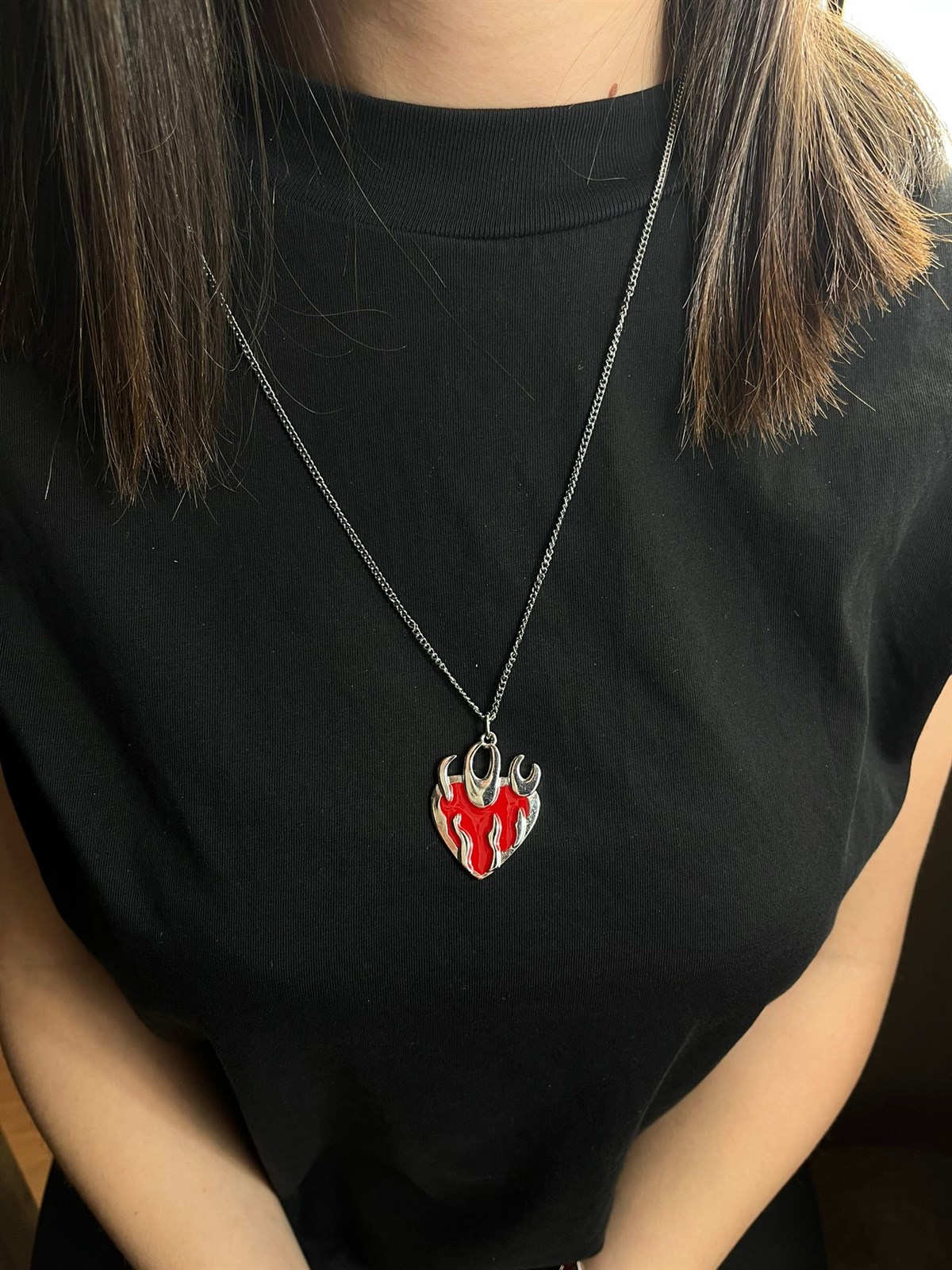 Gotik Alevler ve Kırmızı Kalp Unisex Kolye