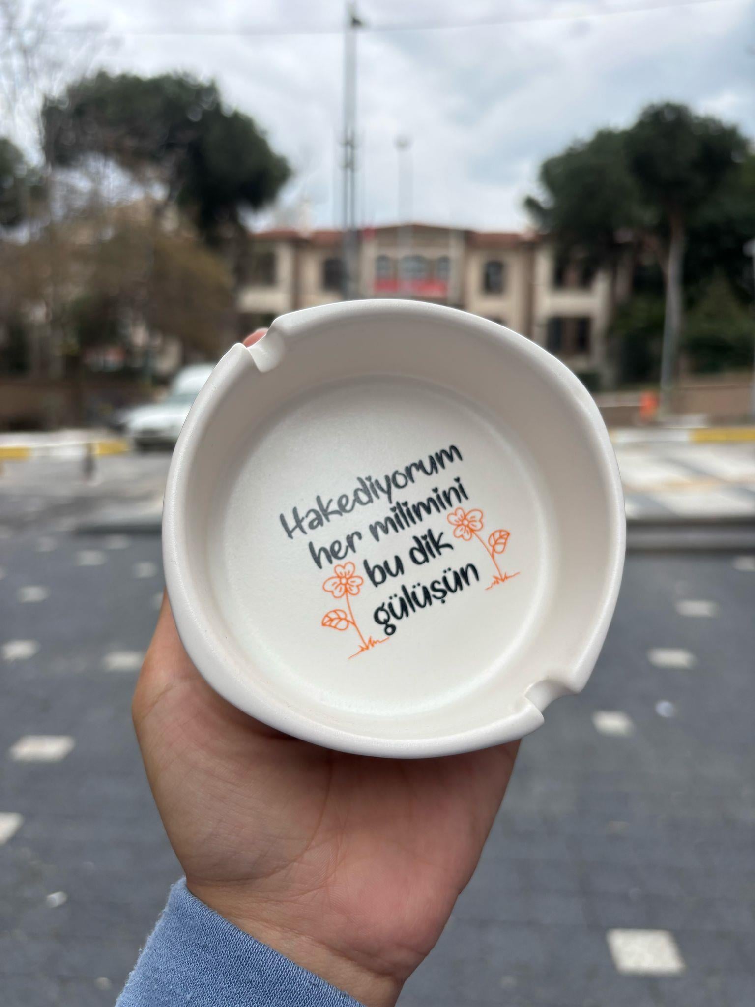 Hakediyorum Her Milimini Bu Dik gülüşün Küllük
