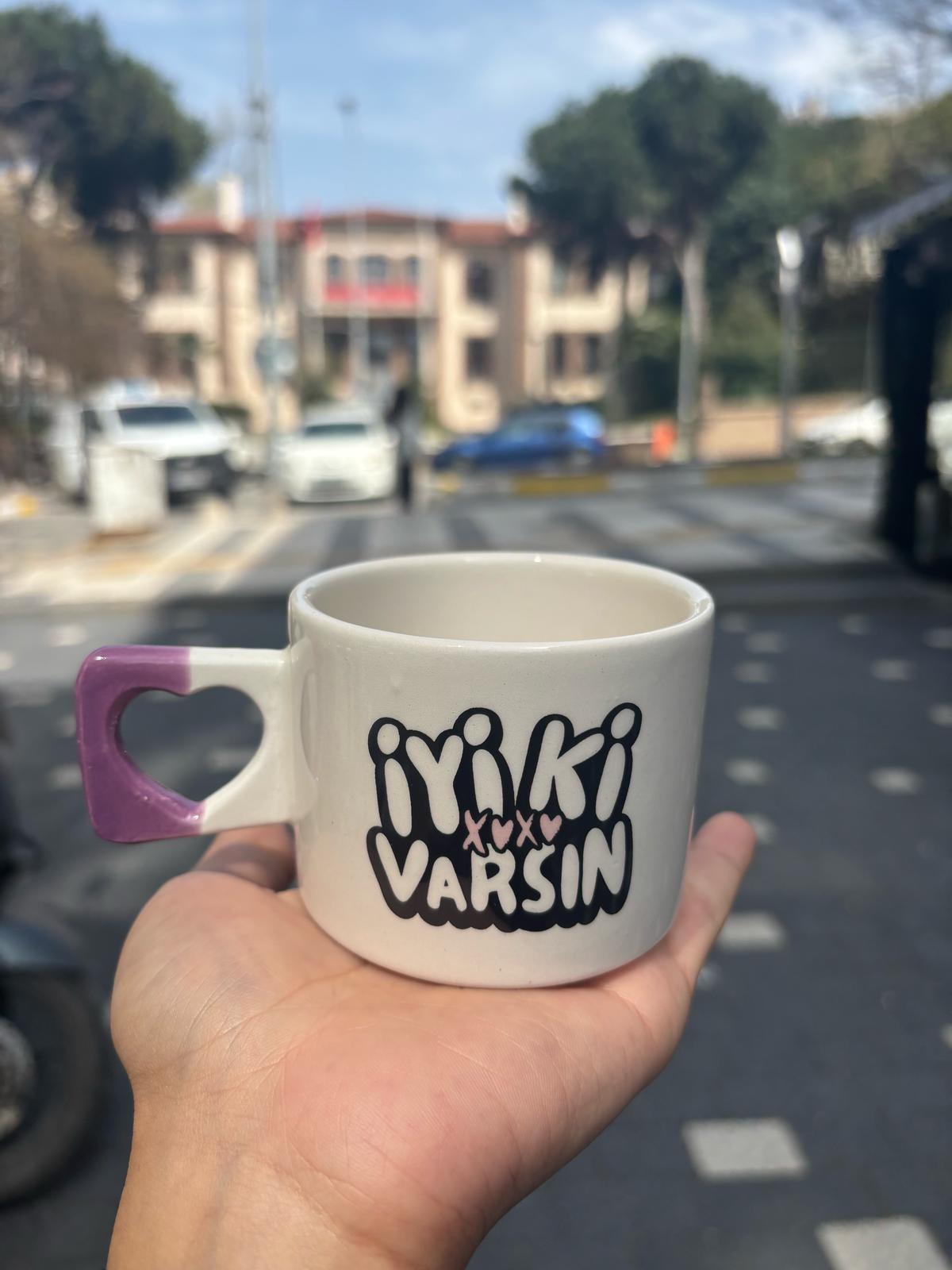 İyi Ki Varsın Kalp Kulplu Kupa