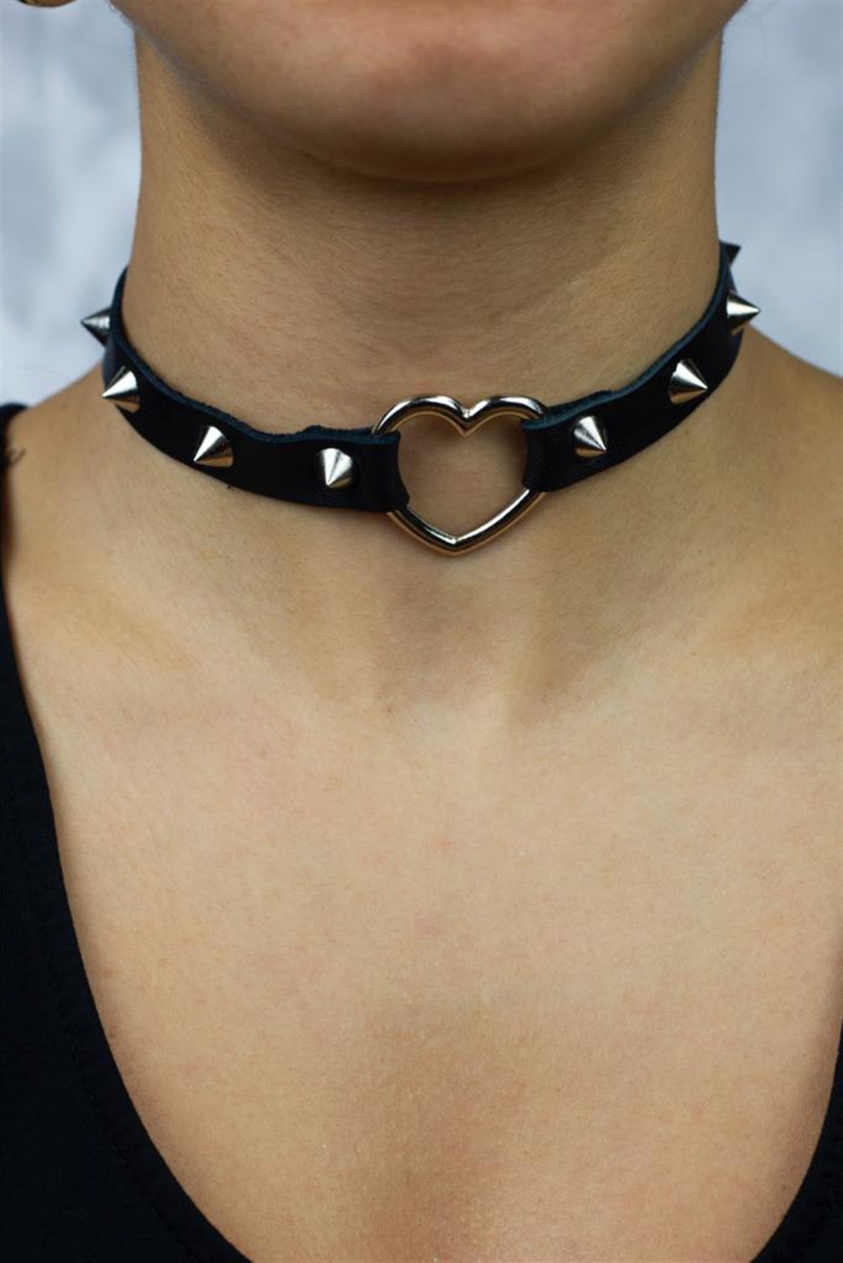 Kalpli ve Zımbalı Choker Kolye