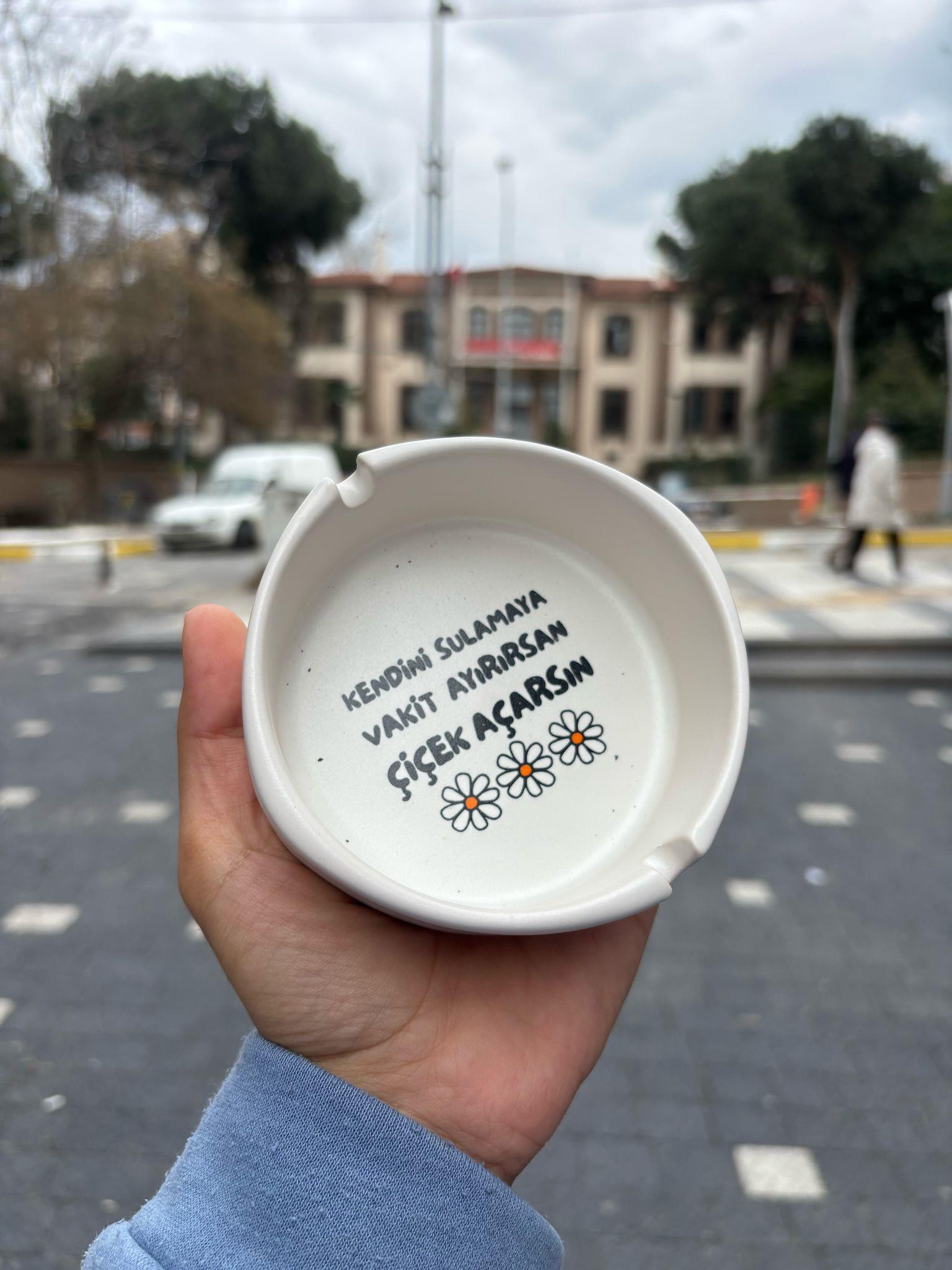 Kendini Sulamaya Vakit Ayırırsan Çiçek Açarsın Küllük