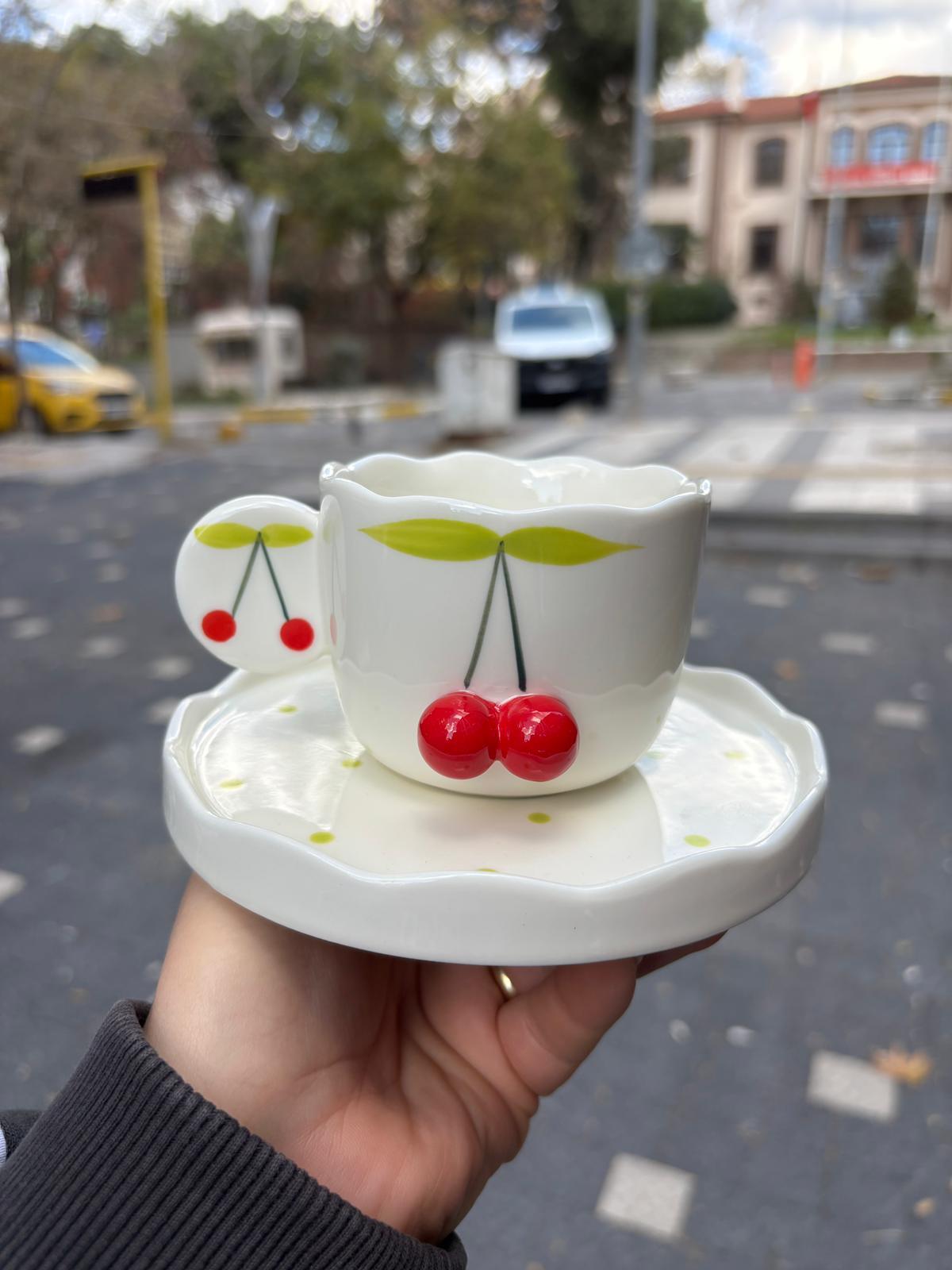Kırmızı Kirazlı Çay Fincanı