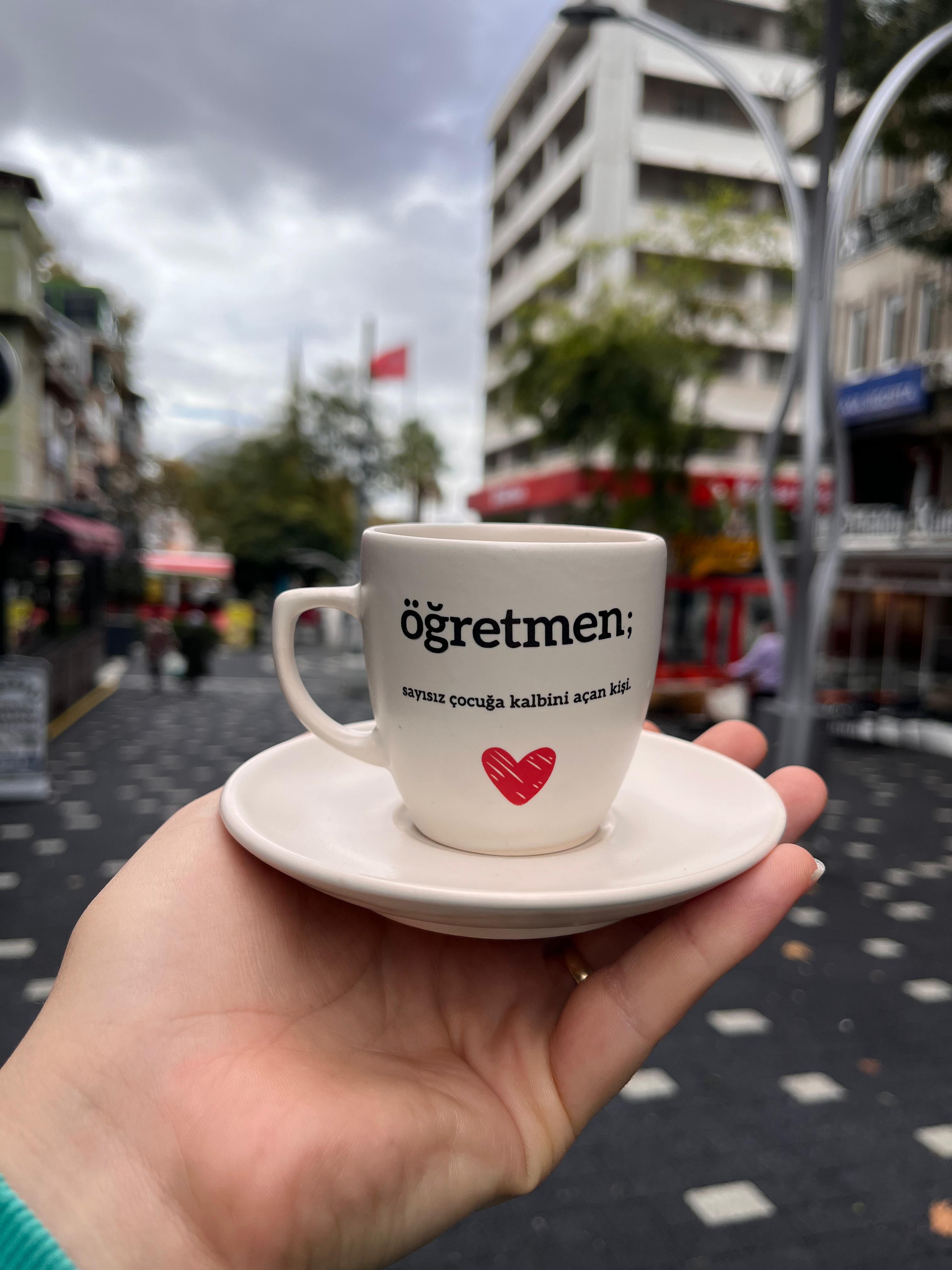 Öğretmen Sayısız Çocuğa Türk Kahvesi Fincanı