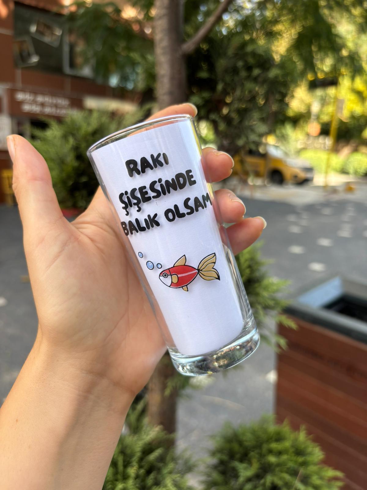 Rakı Şişesinde Balık Olsam Rakı Bardağı
