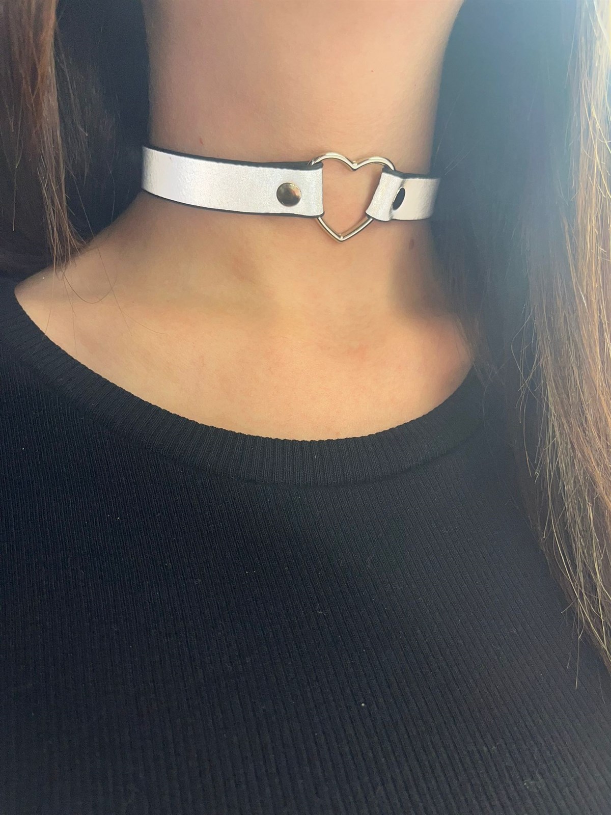 Reflektörlü Gece Işıkta Parlayan Kalp Detaylı Choker Kolye