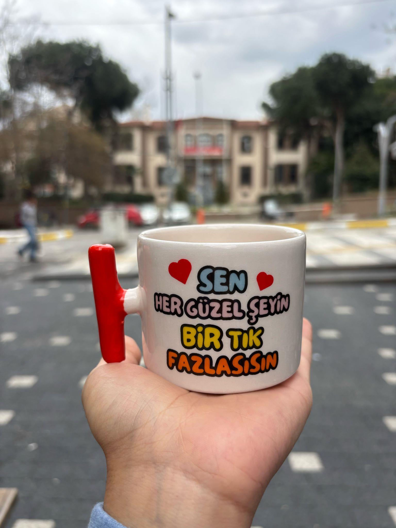Sen Her Güzel Şeyin Bir Tık Fazlasısın T Kulplu Kupa