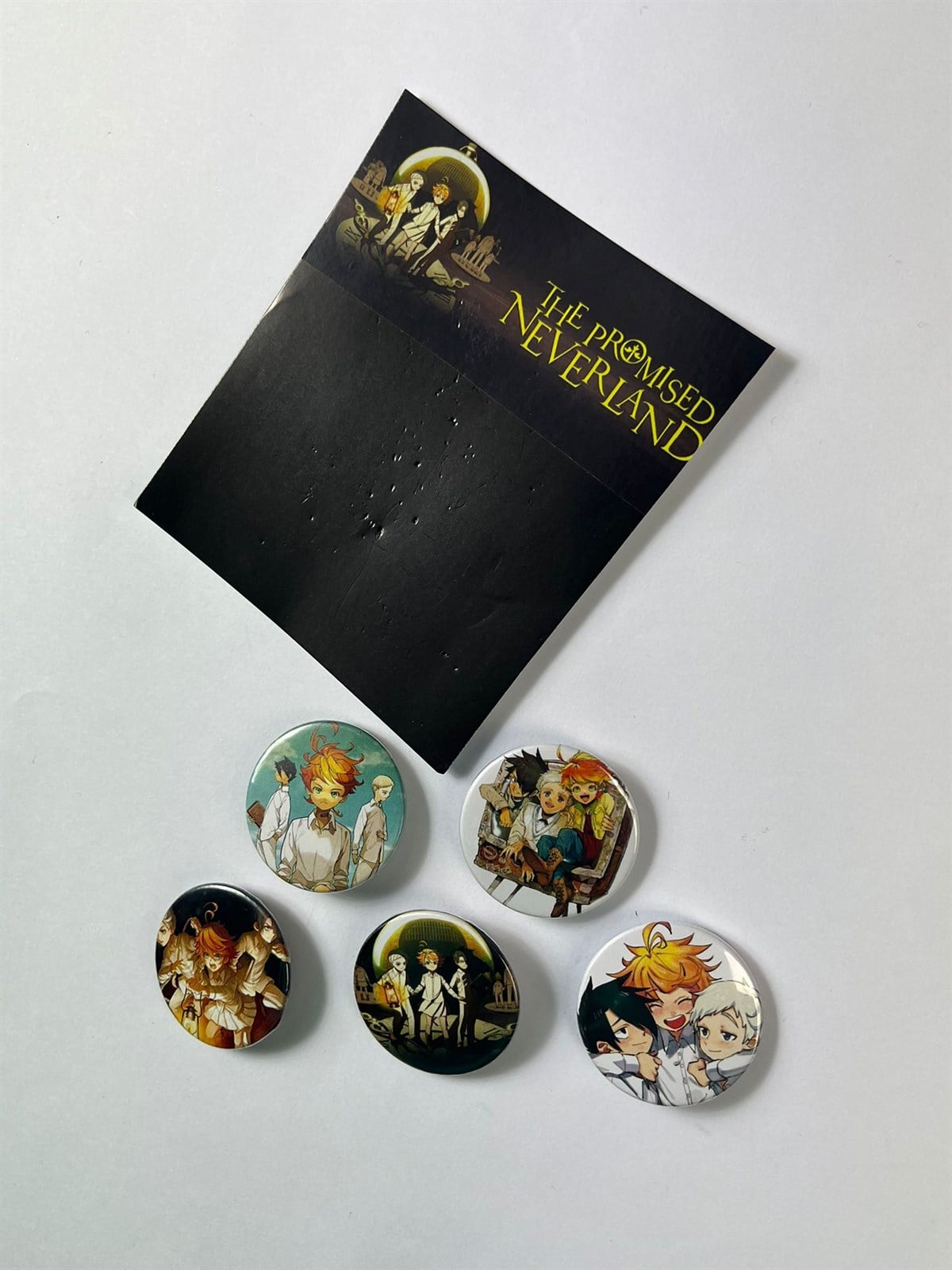 Anime Yakusoku no Neverland Rozet ve Çanta Süsü