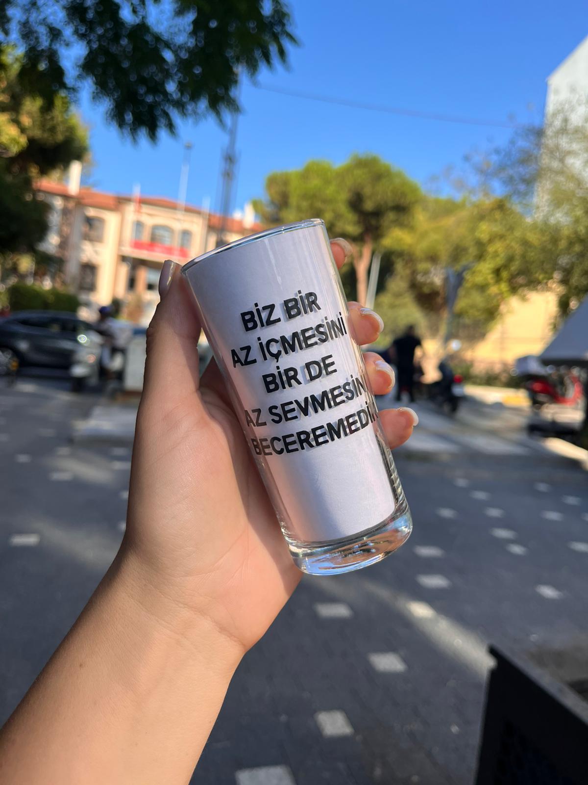 Biz Bir Az İçmesini Bir Az Sevmesini Bilemedik Rakı Bardağı