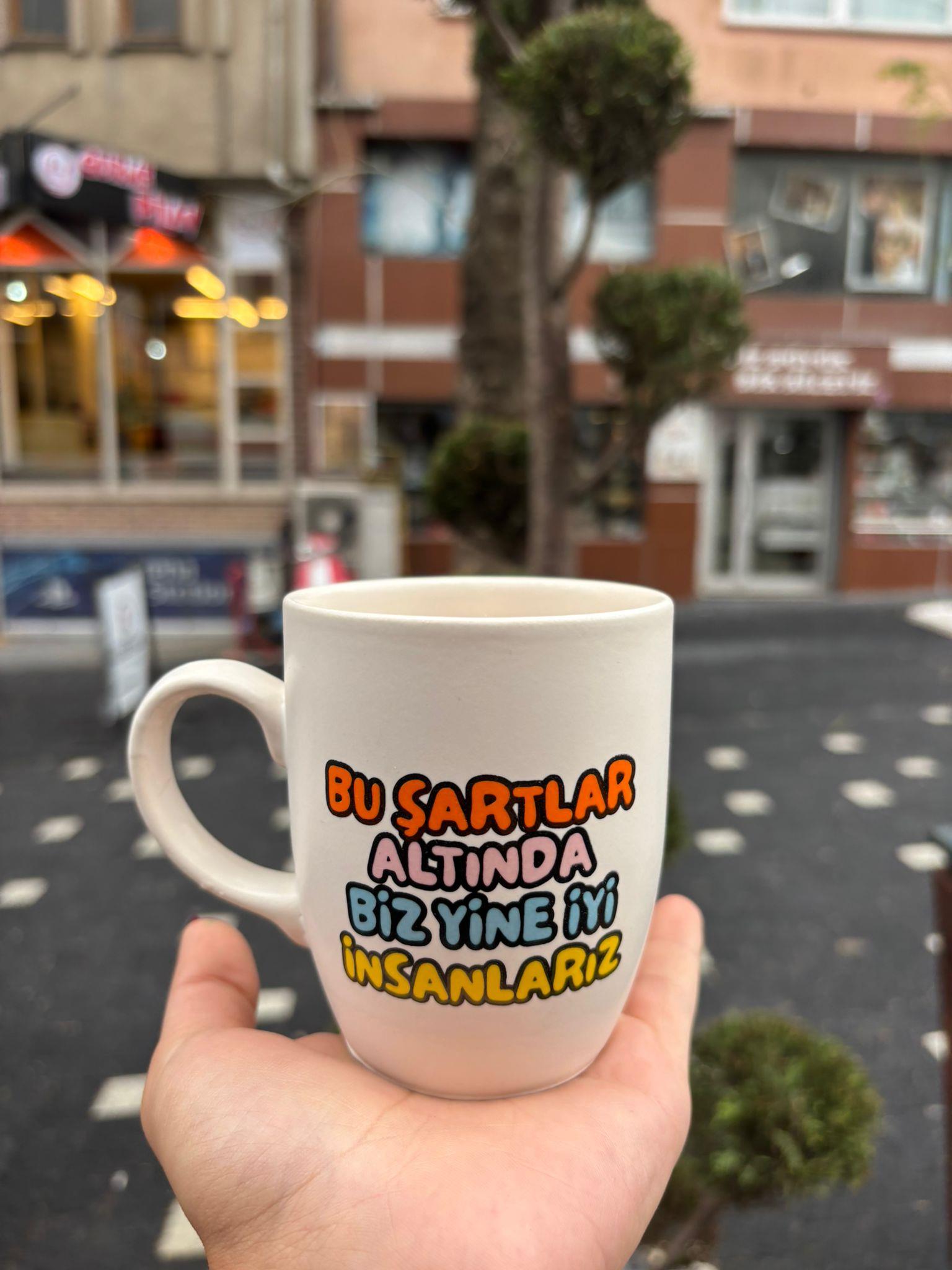 Bu Şartlar Altında Biz Yine İyi İnsanlarız Oval Kupa