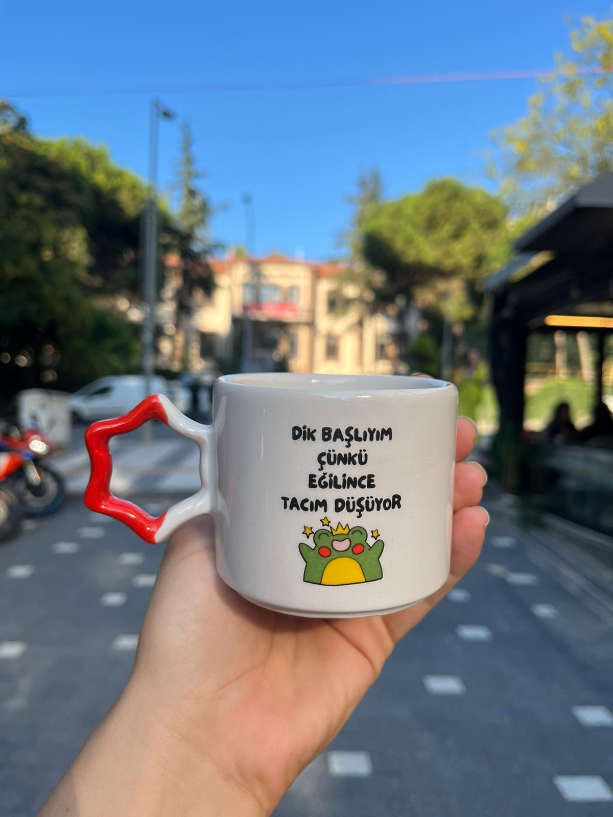 Dik Başlıyım Çünkü Eğilince Tacım Düşüyor Yıldız Kulplu Kupa