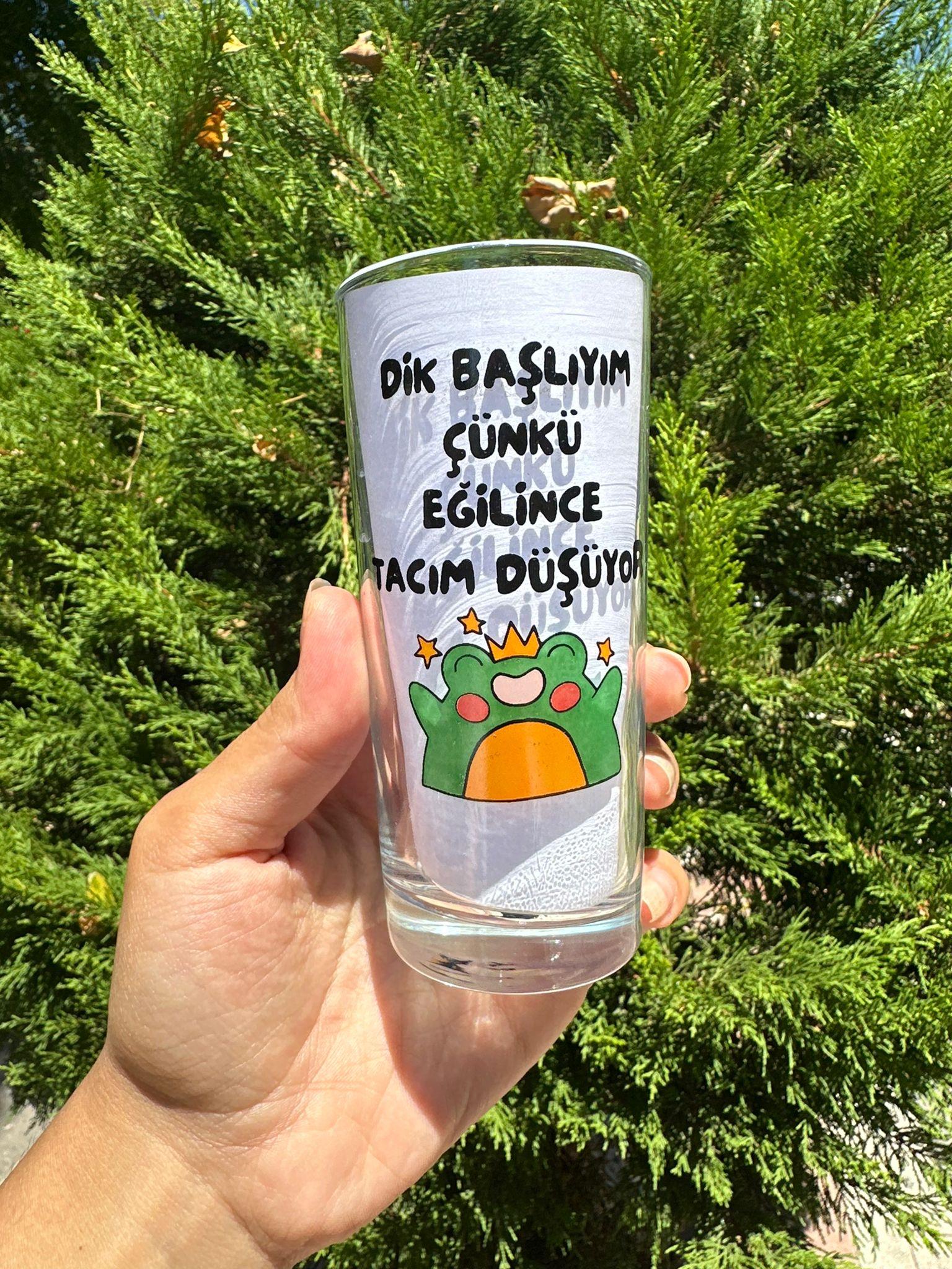Dik Başlıyım Çünkü Eğilince Tacım Düşüyor Rakı Bardağı