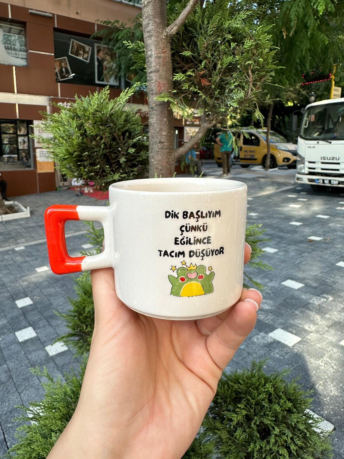 Dik Başlıyım Çünkü Kare Kulplu Kupa