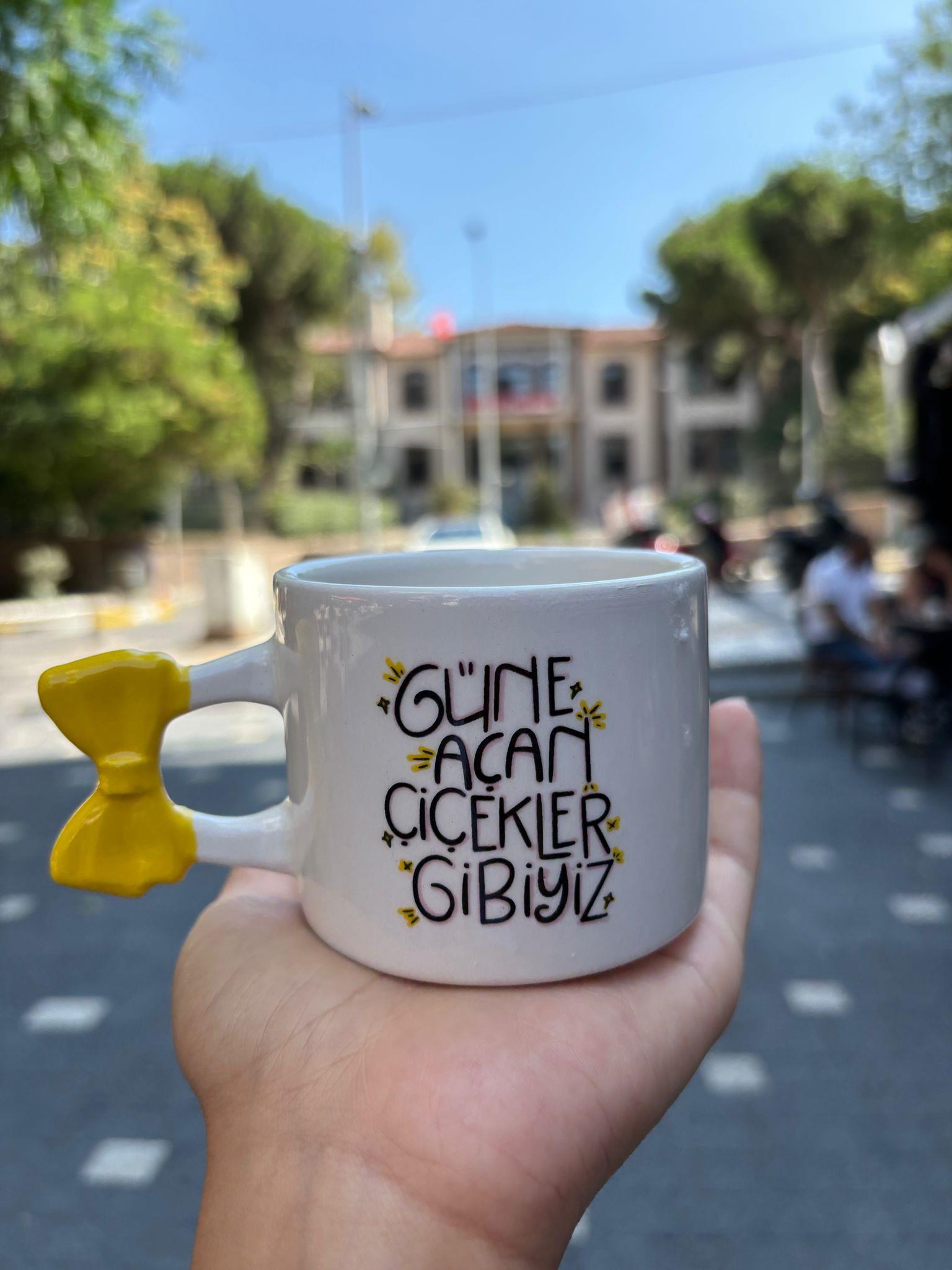 Güne Açan Çiçekler Gibiyiz Kurdele Gibiyiz