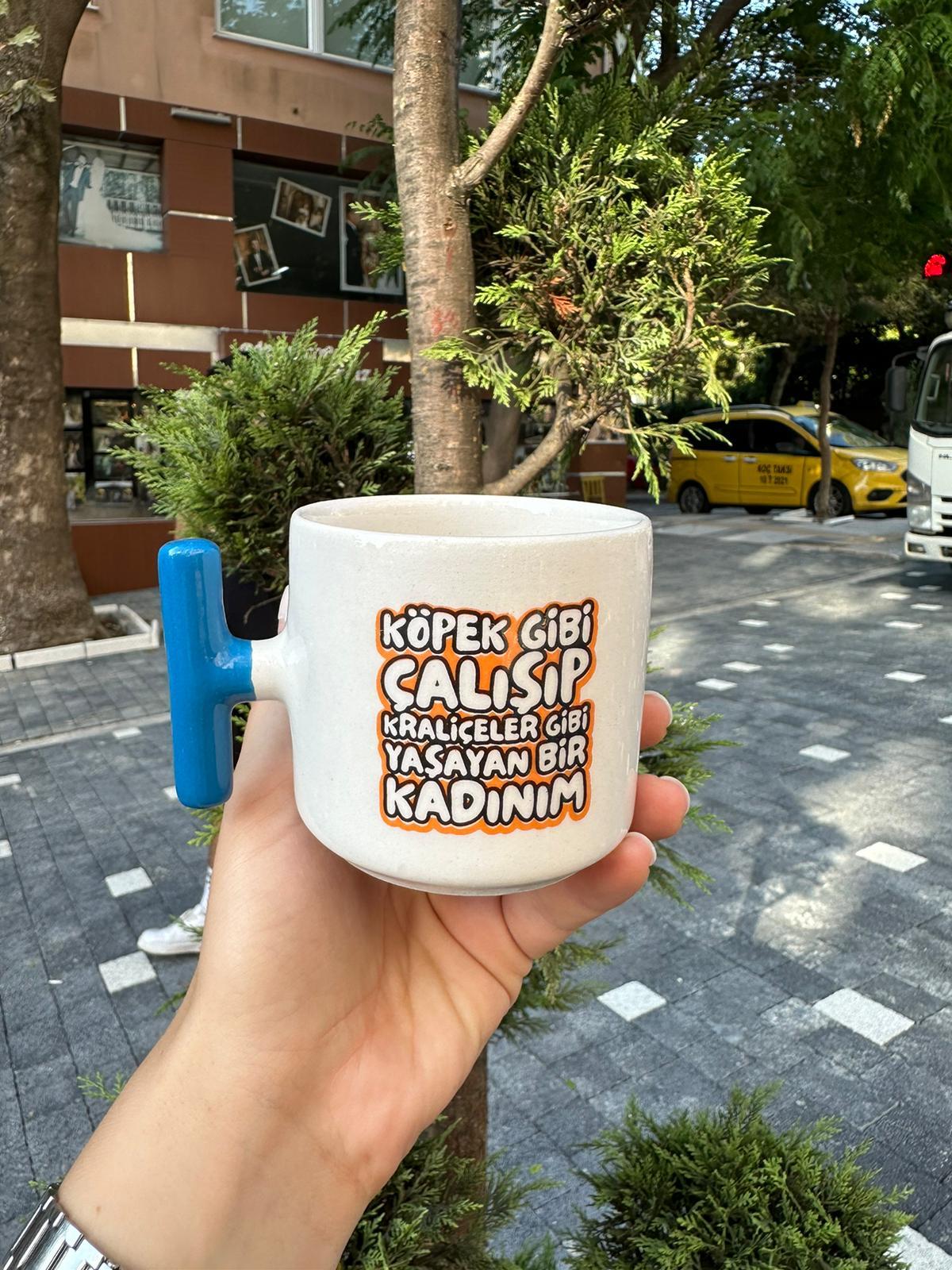 Köpek Gibi Çalışıp Kraliçe Gibi Yaşayan Kadınım T Kulplu Kupa