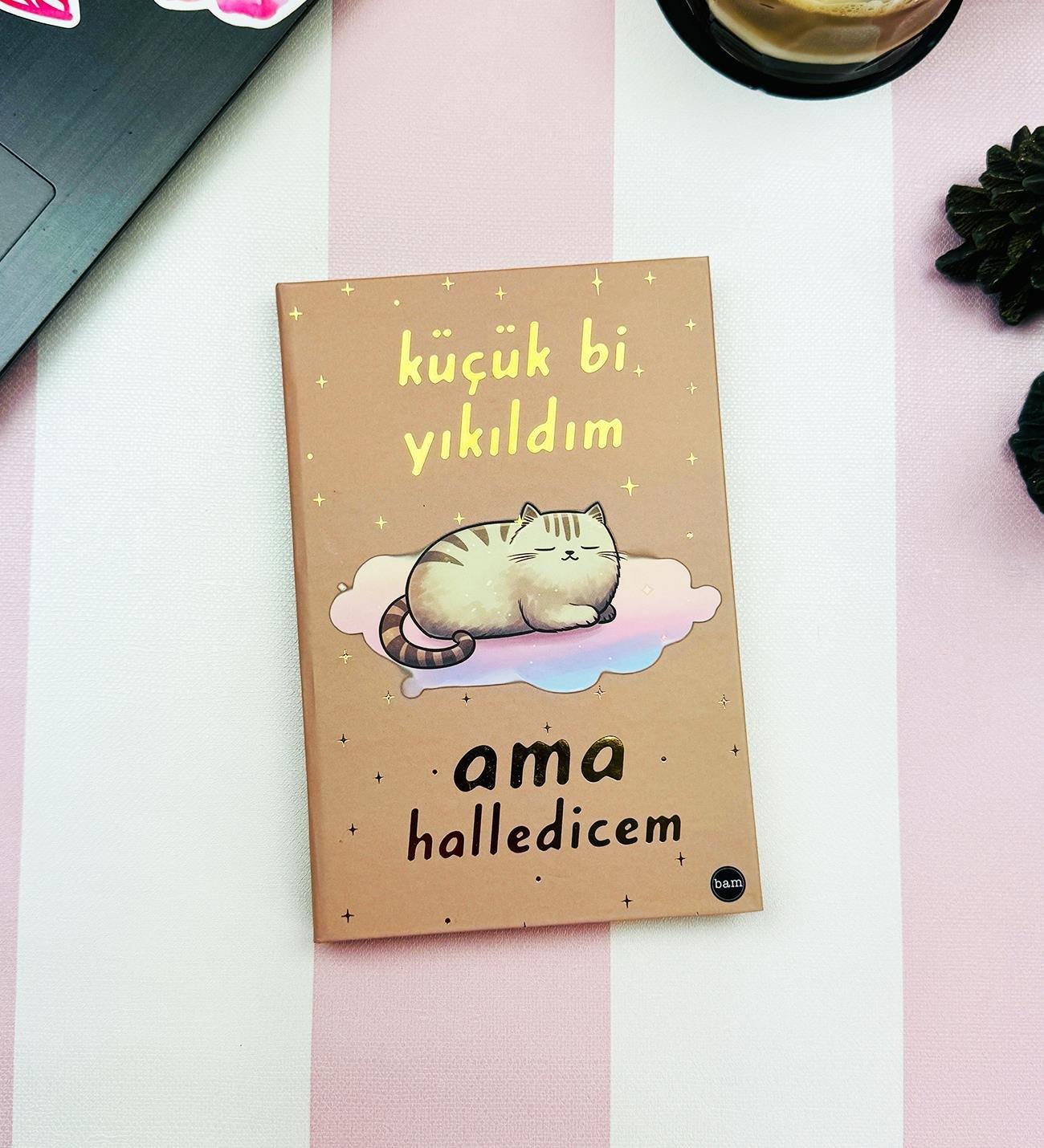 Küçük Bi Yıkıldım V2 Tasarımlı Lastikli Defter - 80 Yaprak, Kabartma Baskılı, 13,5 x 19,5 cm
