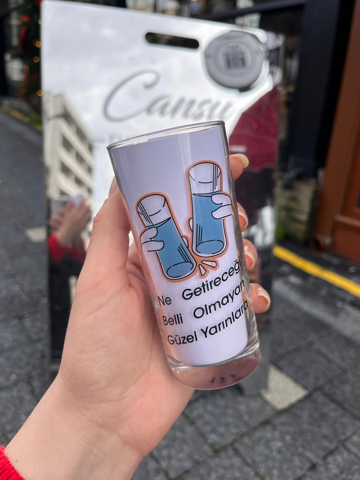 Ne Getireceği Belli Olmayan Güzel Yarınlara Rakı Bardağı