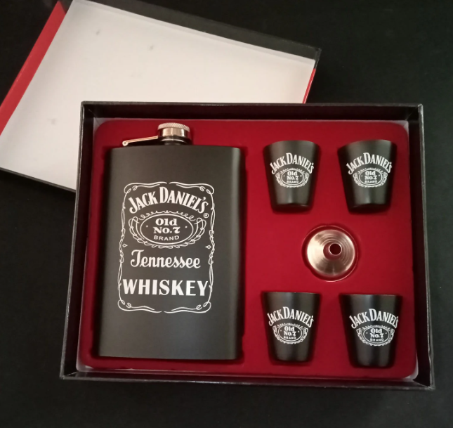 Paslanmaz Çelik  Jack D. Amblemli 4 adet Shot Bardaklı ve Hunili 8 Oz Matara Seti