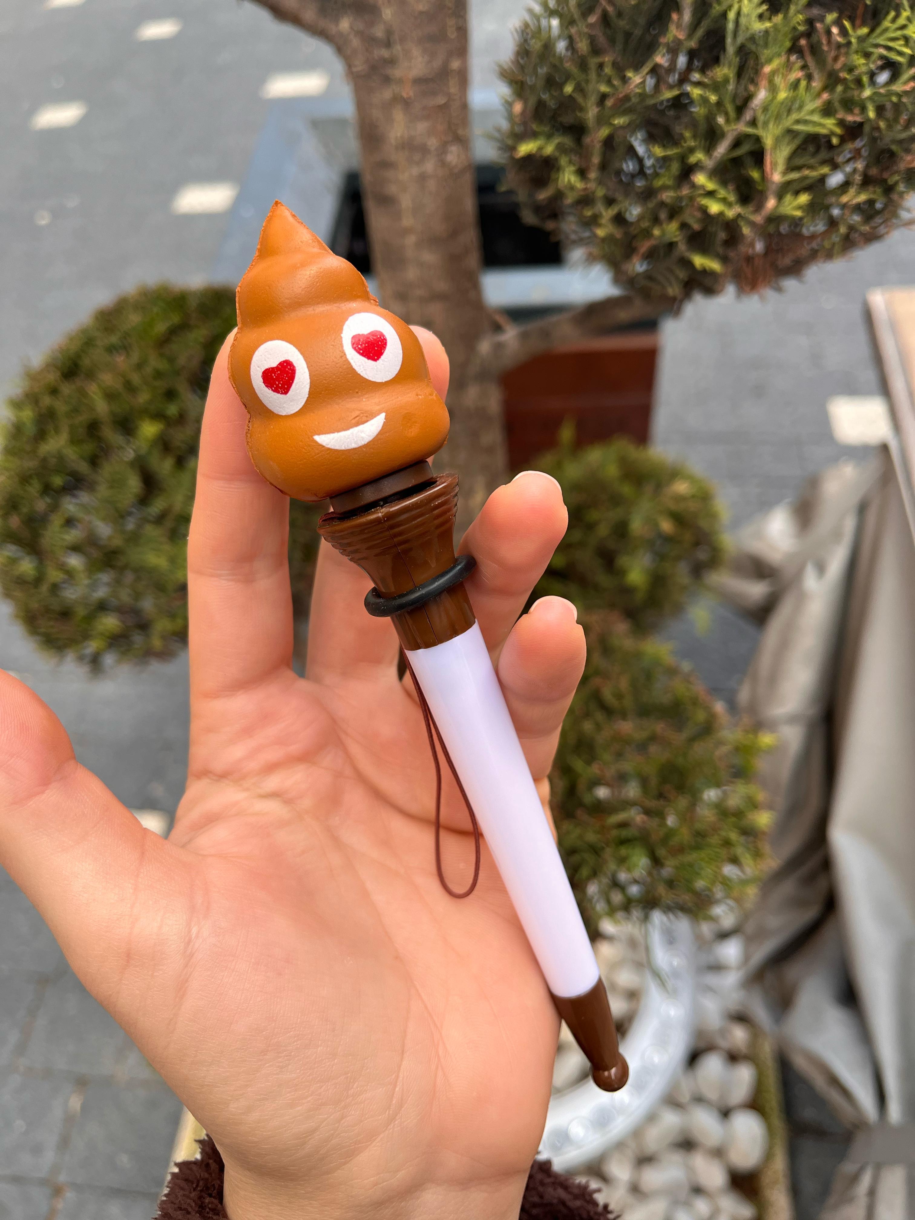 Poo Şeklinde Fırlayan Kalem