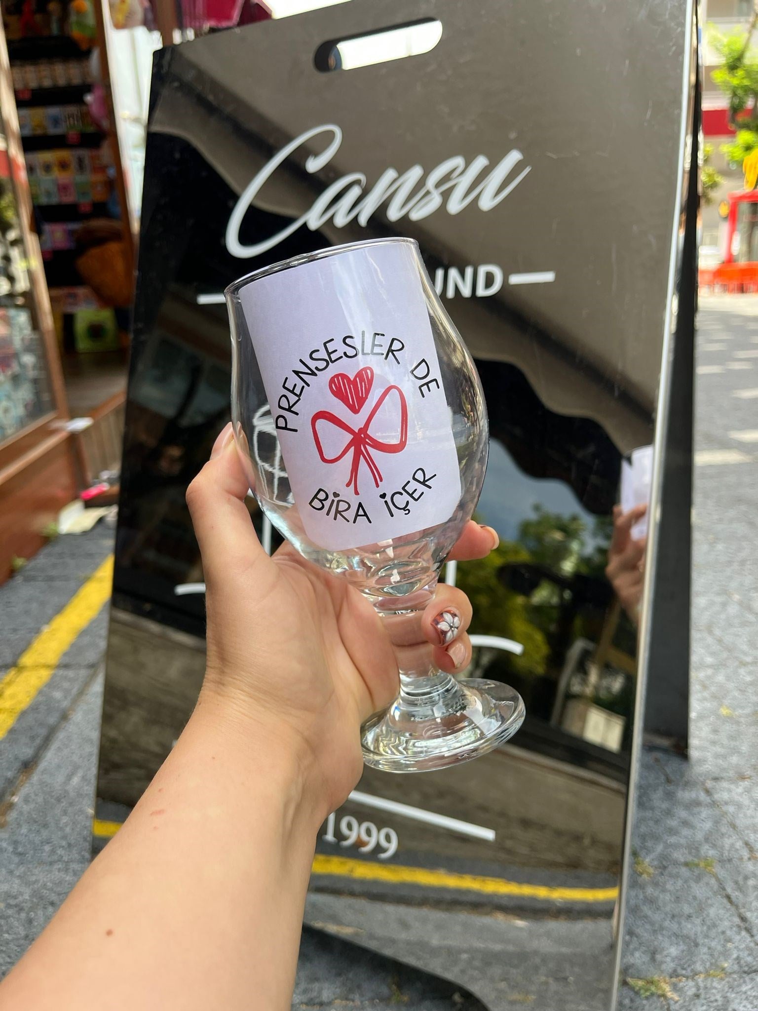 Prenseslerde Bira İçer Cam Bira Bardak