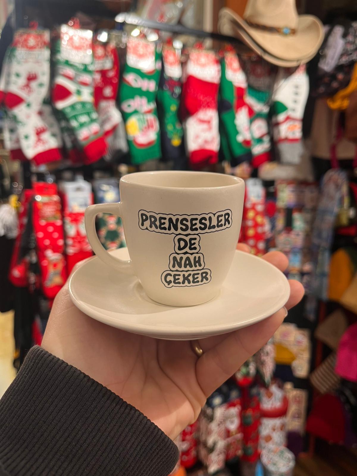Prenseslerde Nah Çeker Türk Kahve Fincanı