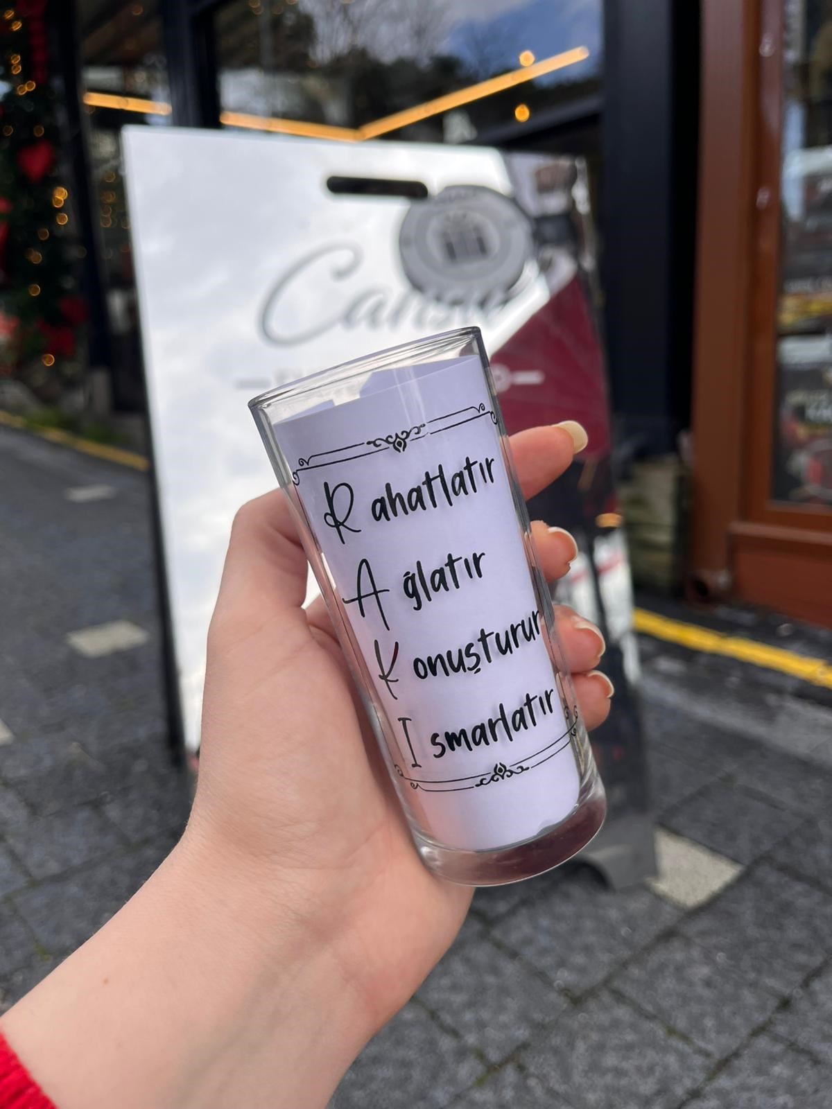 Rahatlatır Ağlatır Konuşturur Ismarlatır Rakı Bardağı