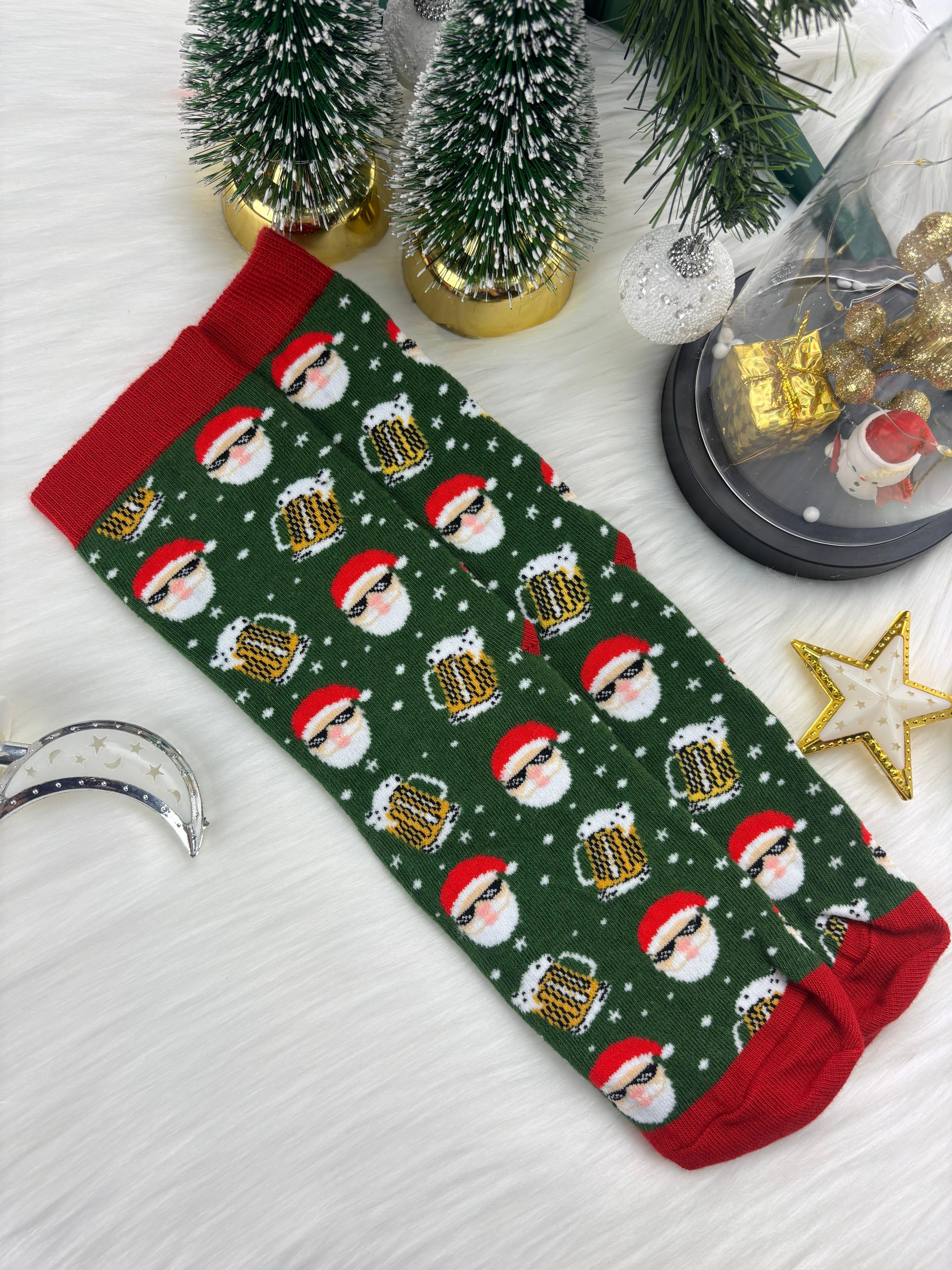 Sevimli Yılbaşı Temalı Noel Baba ve Bira Bardağı Desenli Çorap