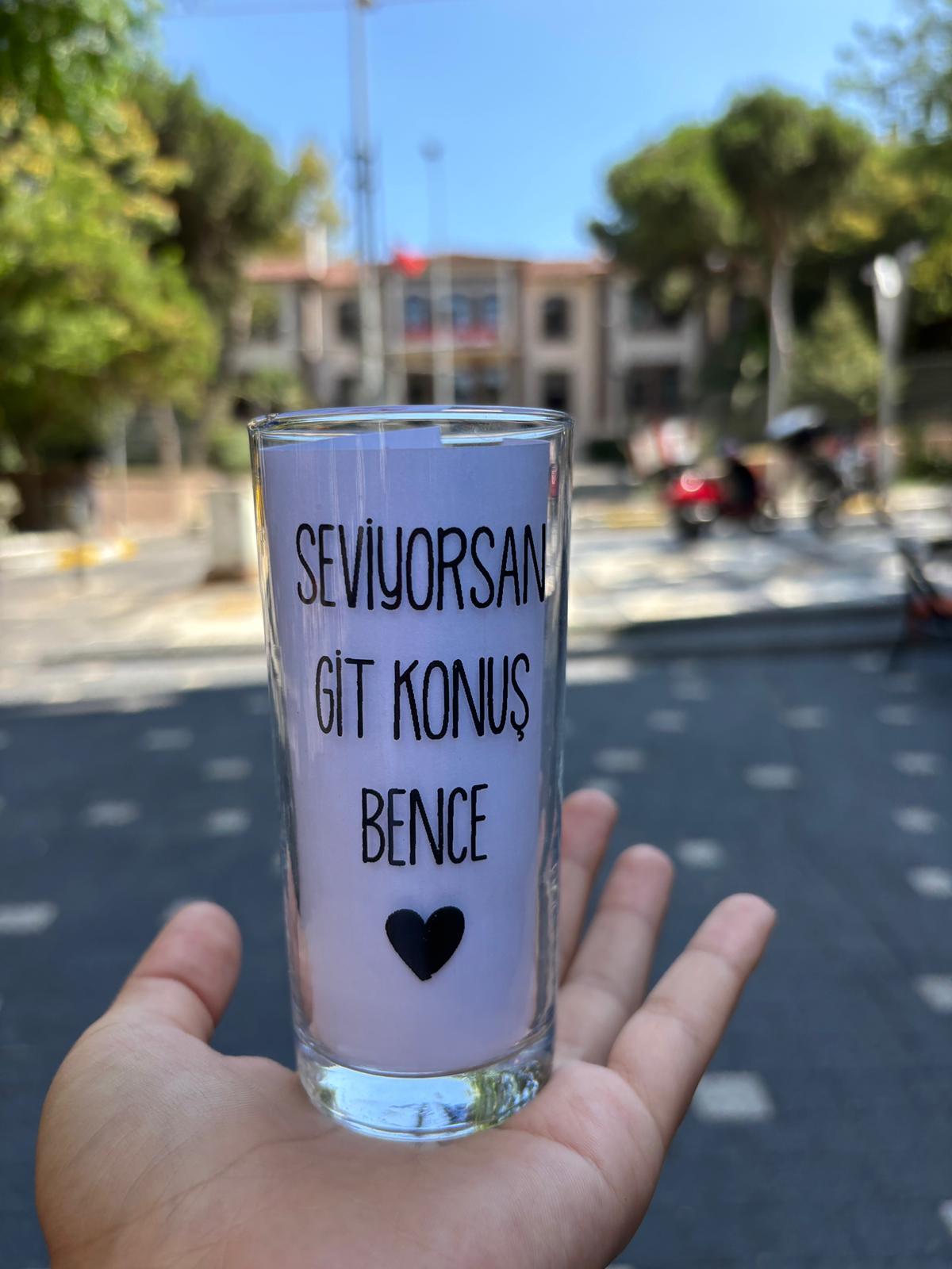 Seviyorsan Git Konuş Bence Rakı Bardağı
