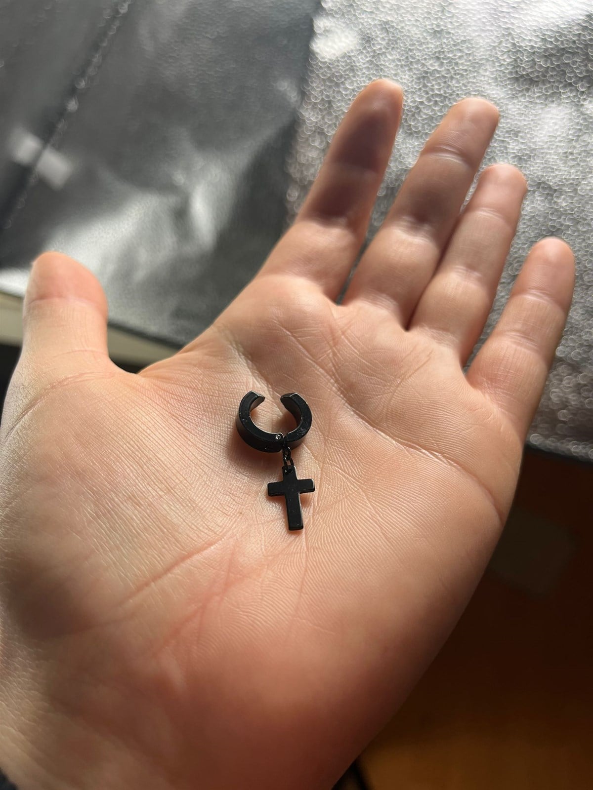 Sıkıltırma Siyah Haç Çelik Küpe