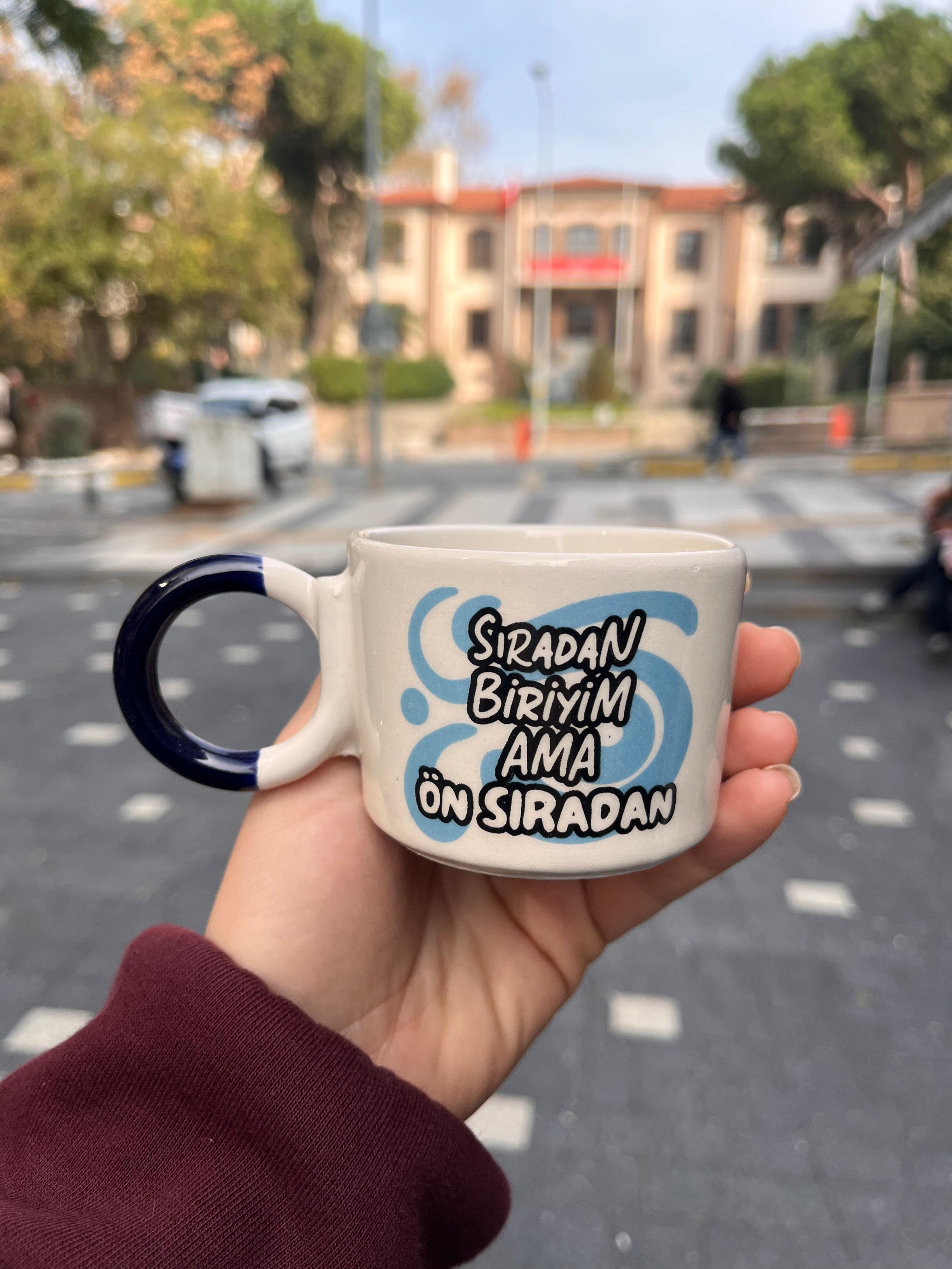 Sıradan Biriyim Ama Ön Sıradan Düğüm Kupa