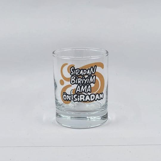 Sıradan Biriyim Ama Ön Sıradan Yazılı Shot Bardağı
