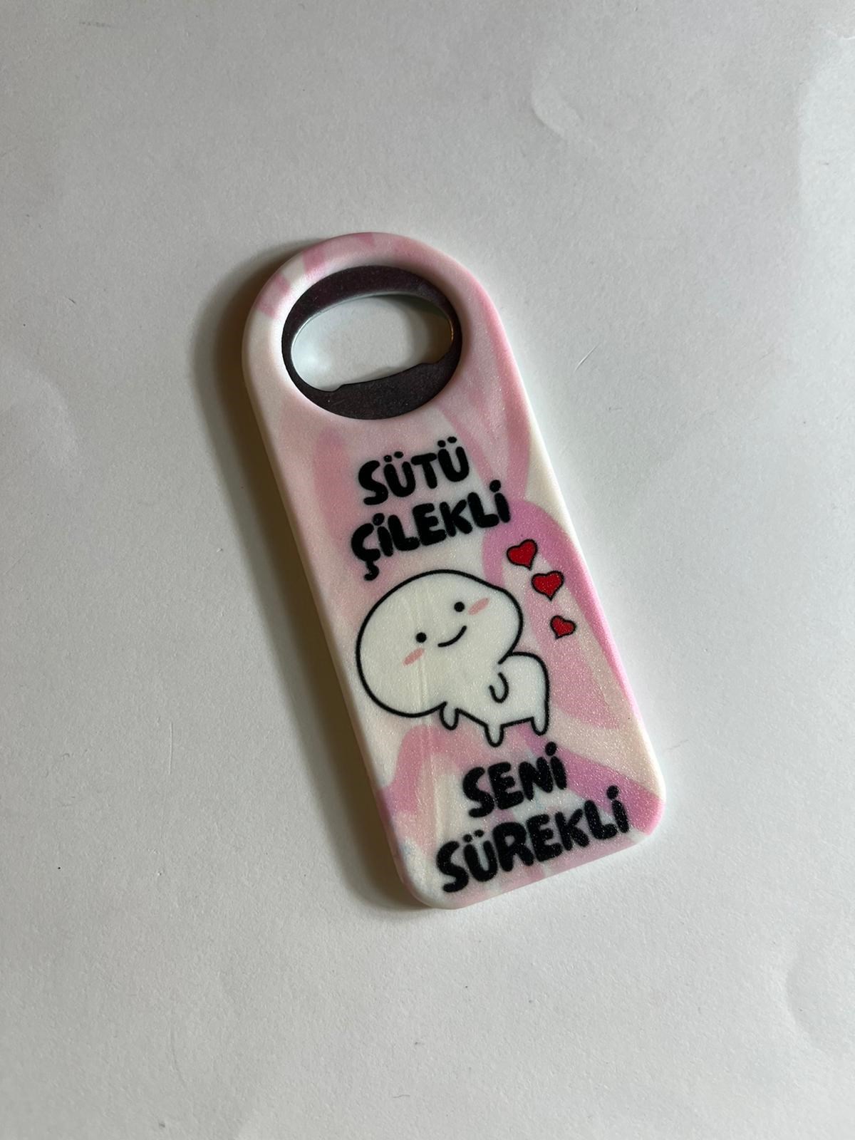 Sütü Çilekli Seni Sürekli Yazılı Magnet ve Açacak