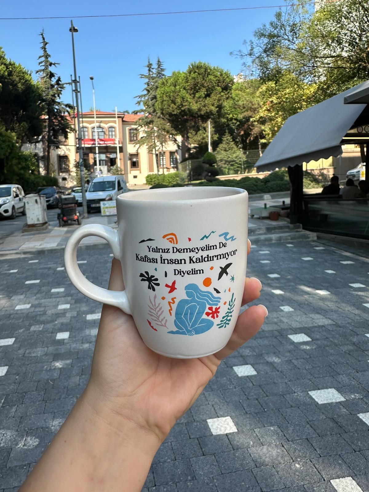 Yalnız Demeyelim De Kafası İnsan Kaldırmıyor Oval Kupa
