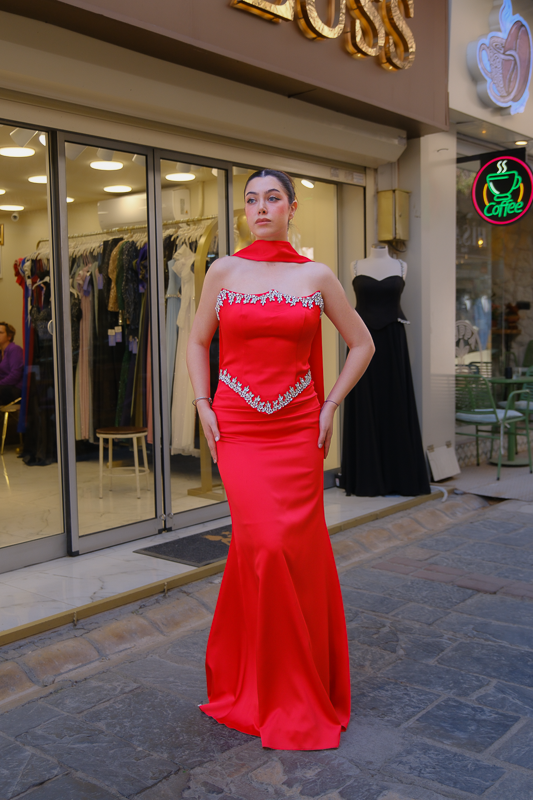 Kırmızı Taş Detaylı Saten Uzun Şallı Abiye