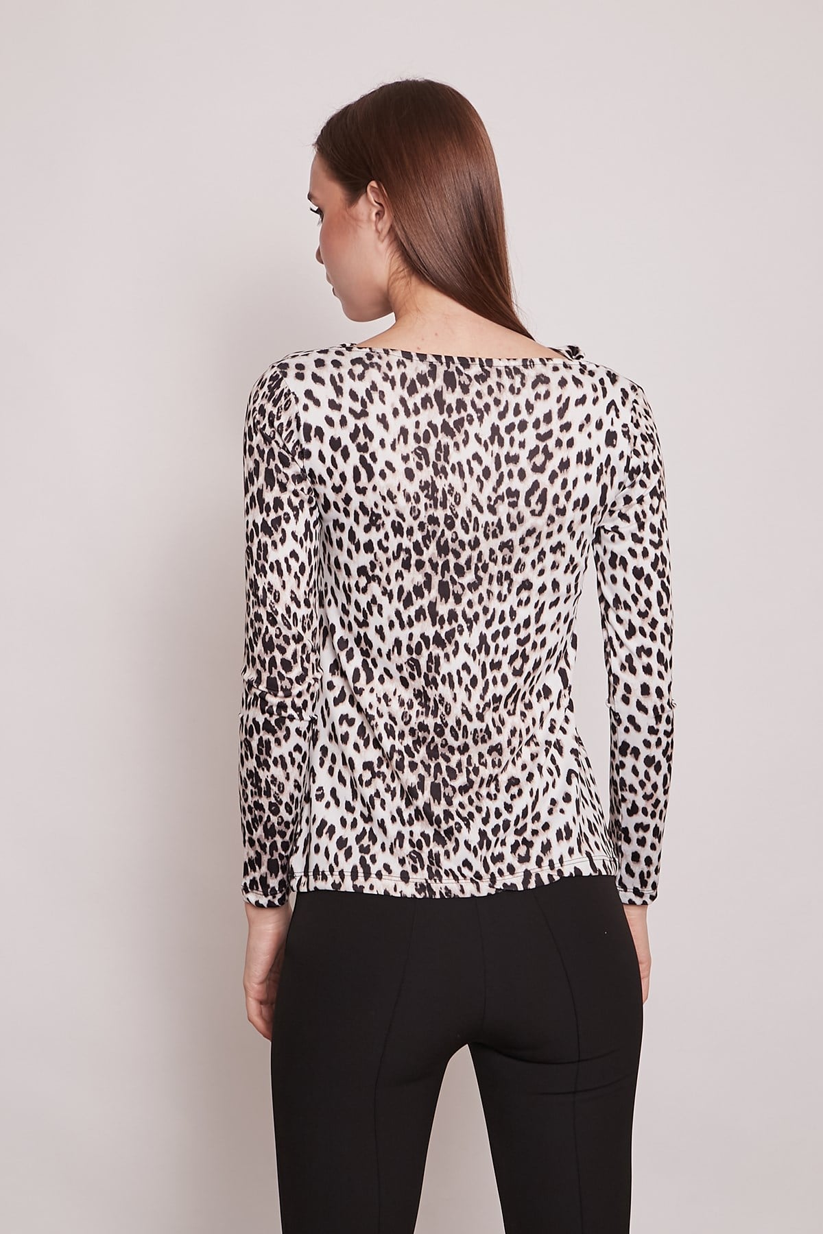 Desenli Degaje Yaka Uzun Kol Likralı Kumaş Body-Bej Leopar