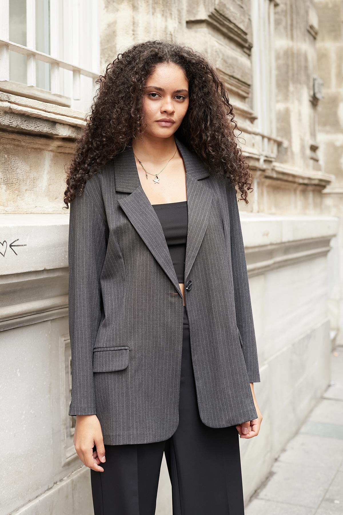 Kadın Çizgili Yakalı Cep Kapaklı Kolları Düğmeli Boyfriend Blazer Ceket-Antrasit Çizgi