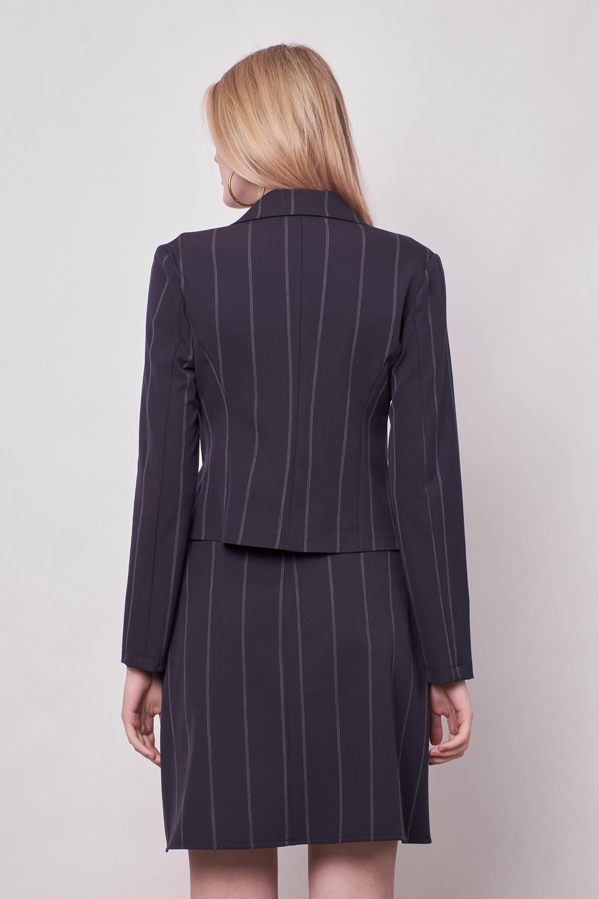 Kadın Çizgili Yakalı Uzun Kol Hafif Likralı Kumaş Kısa Blazer Ceket-Lacivert Çizgi