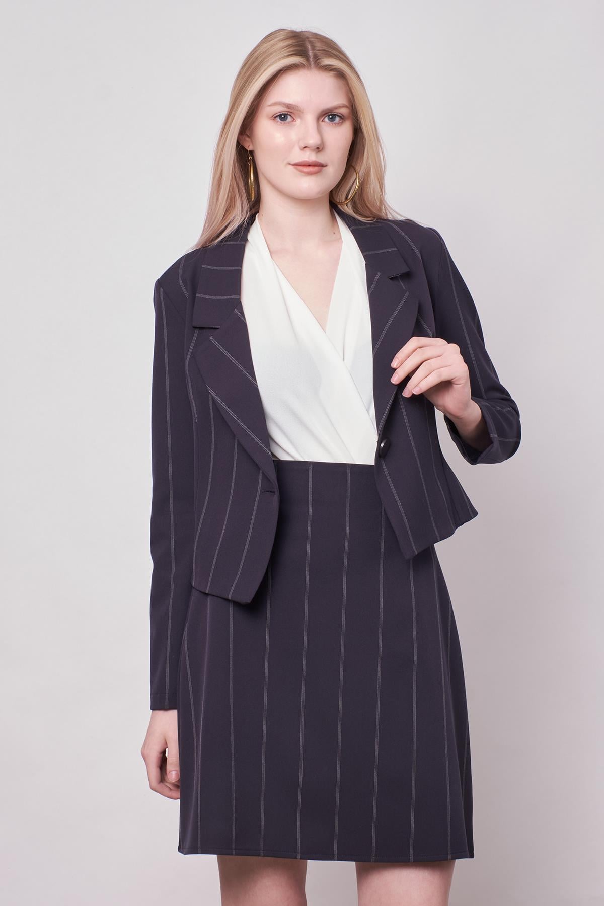 Kadın Çizgili Yakalı Uzun Kol Hafif Likralı Kumaş Kısa Blazer Ceket-Lacivert Çizgi