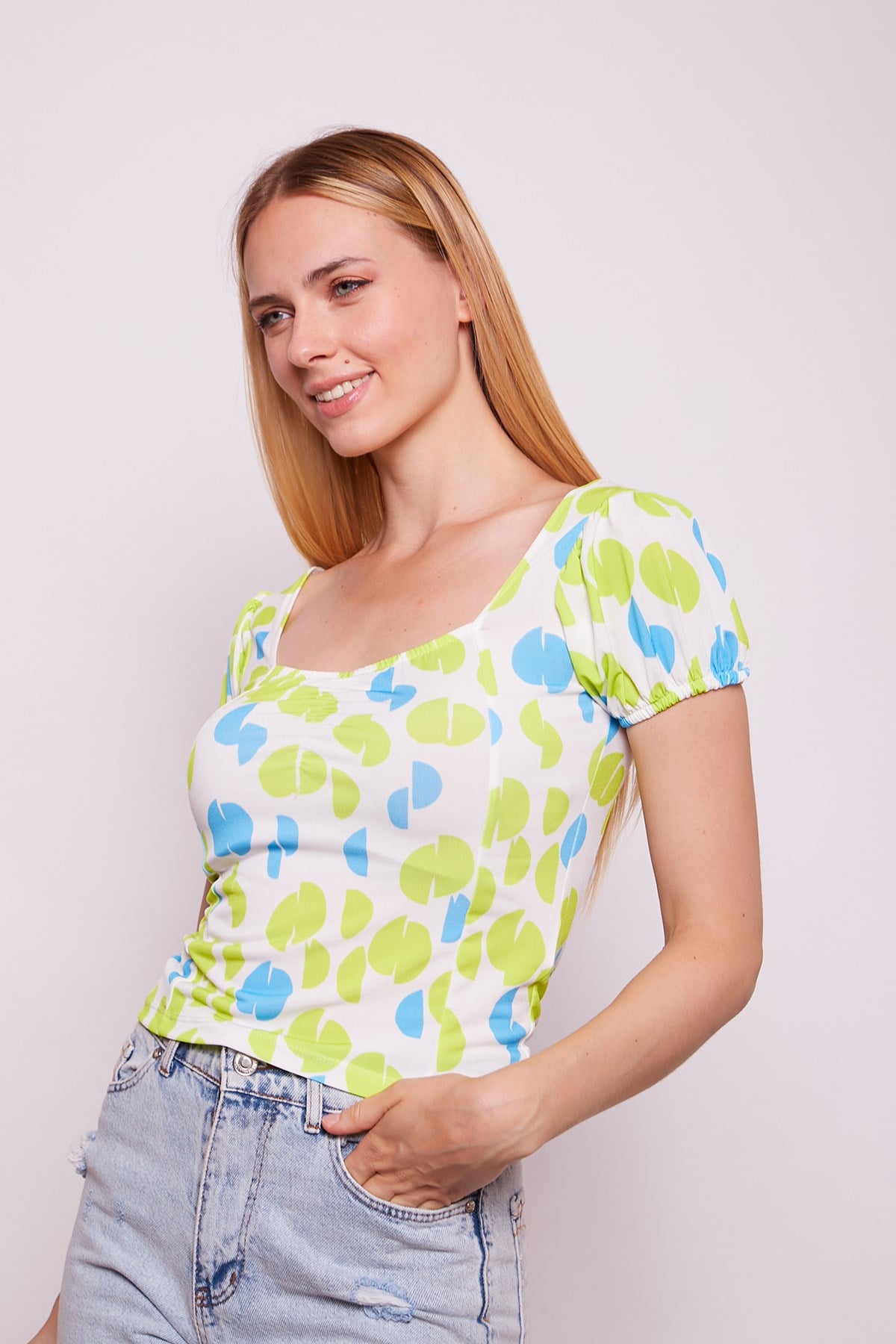 Desenli Buzy Likralı Ön Arka Kare Yaka Kolları Lastikli Büzgülü Bluz -Yeşil Puan 